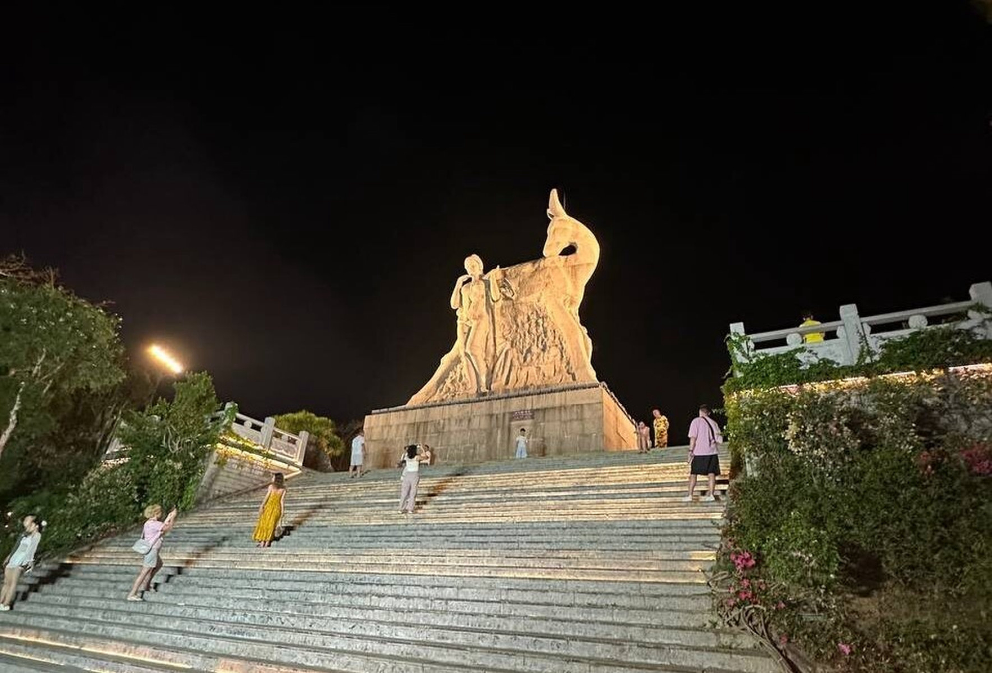 Знаменитая скульптура оленя на вершине горы