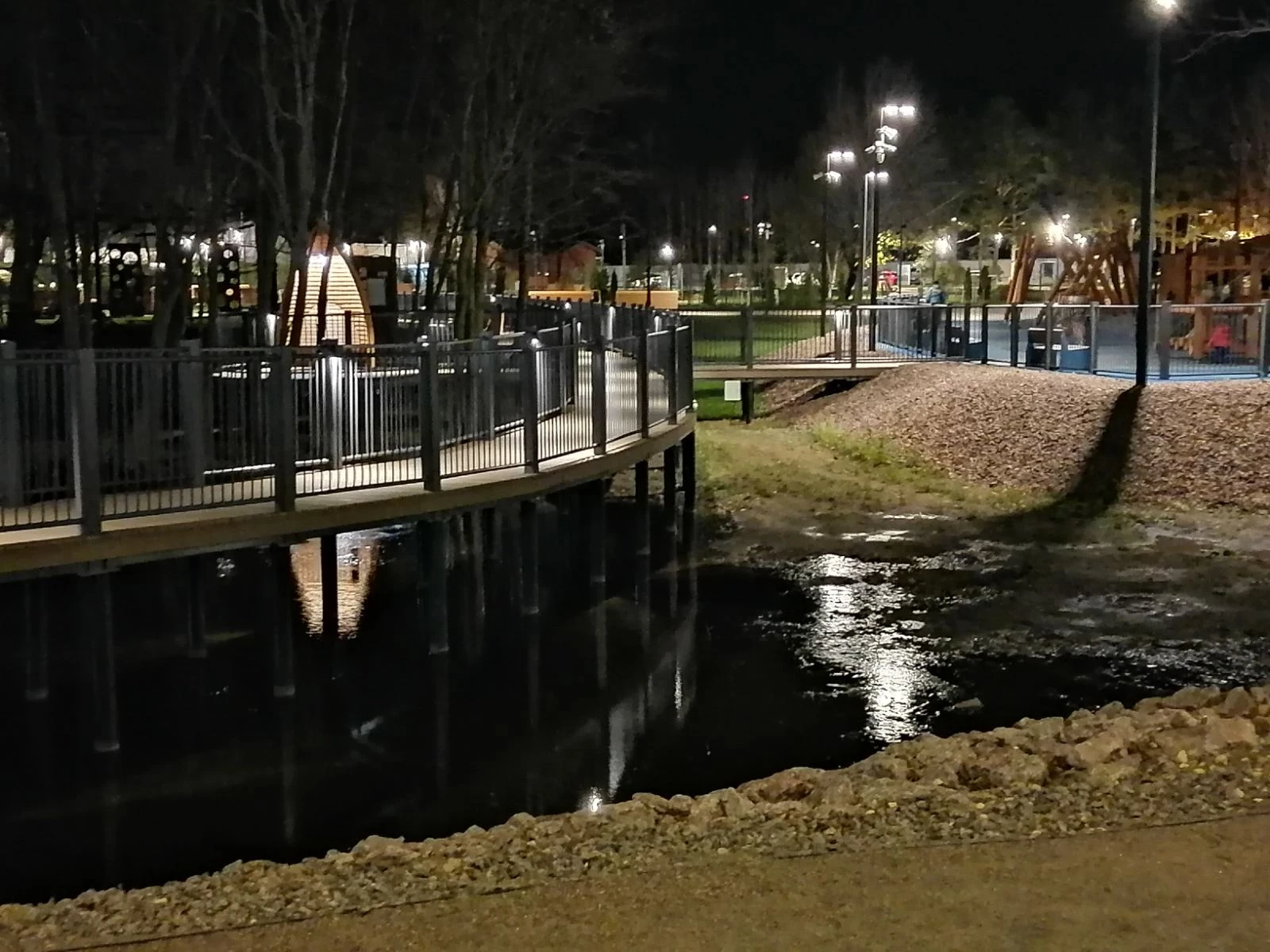 Прогулочная аллея в Острове фортов рядом с веревочным парком