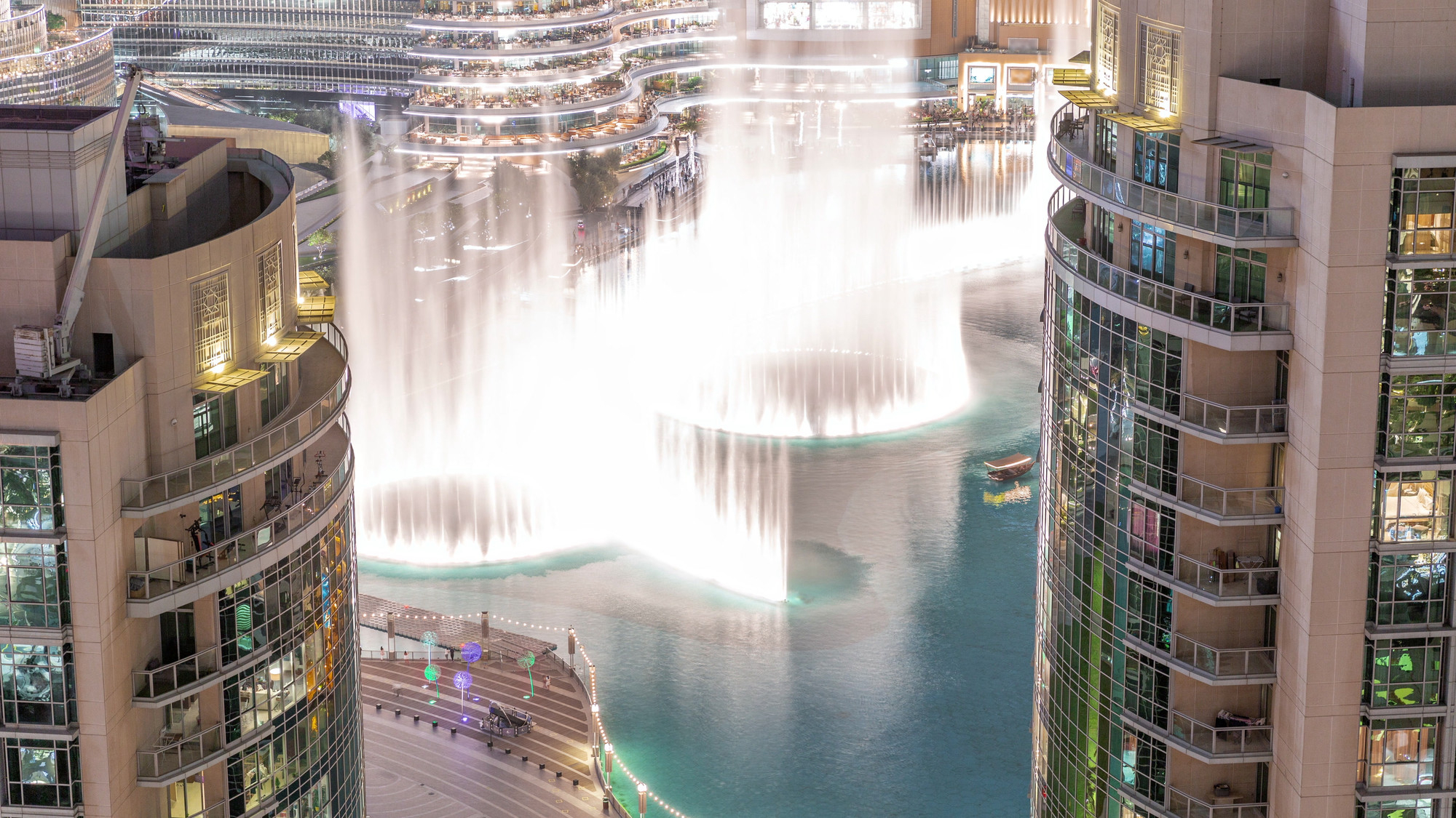 Поющие фонтаны Дубая с прогулочной зоной вокруг. Источник: Shutterstock