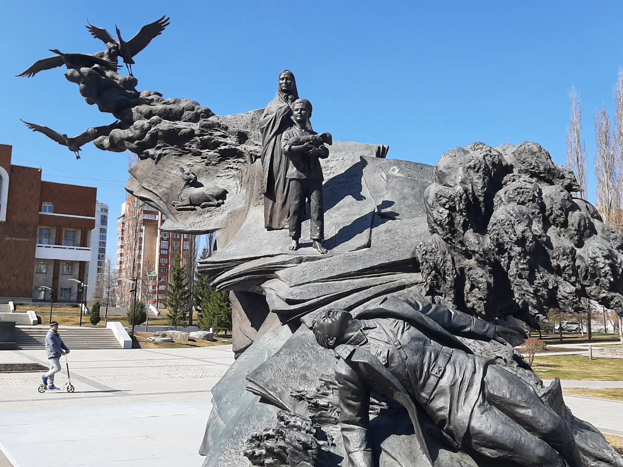 Памятник Мустаю Кариму, задний план. Автор фото: Ирина Дорофеева