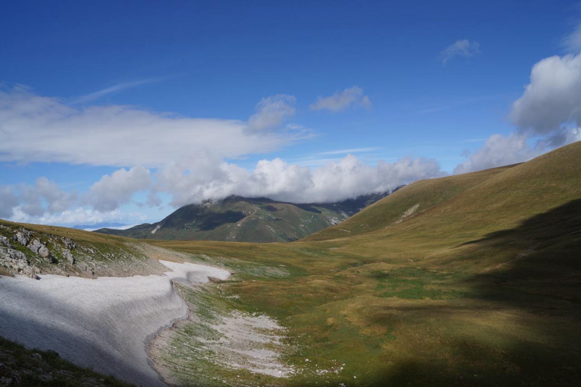 Удивительное зрелище - снег в сентябре. На Лаго-Наки снег лежит круглый год. Автор фото: Марина Тихомирова