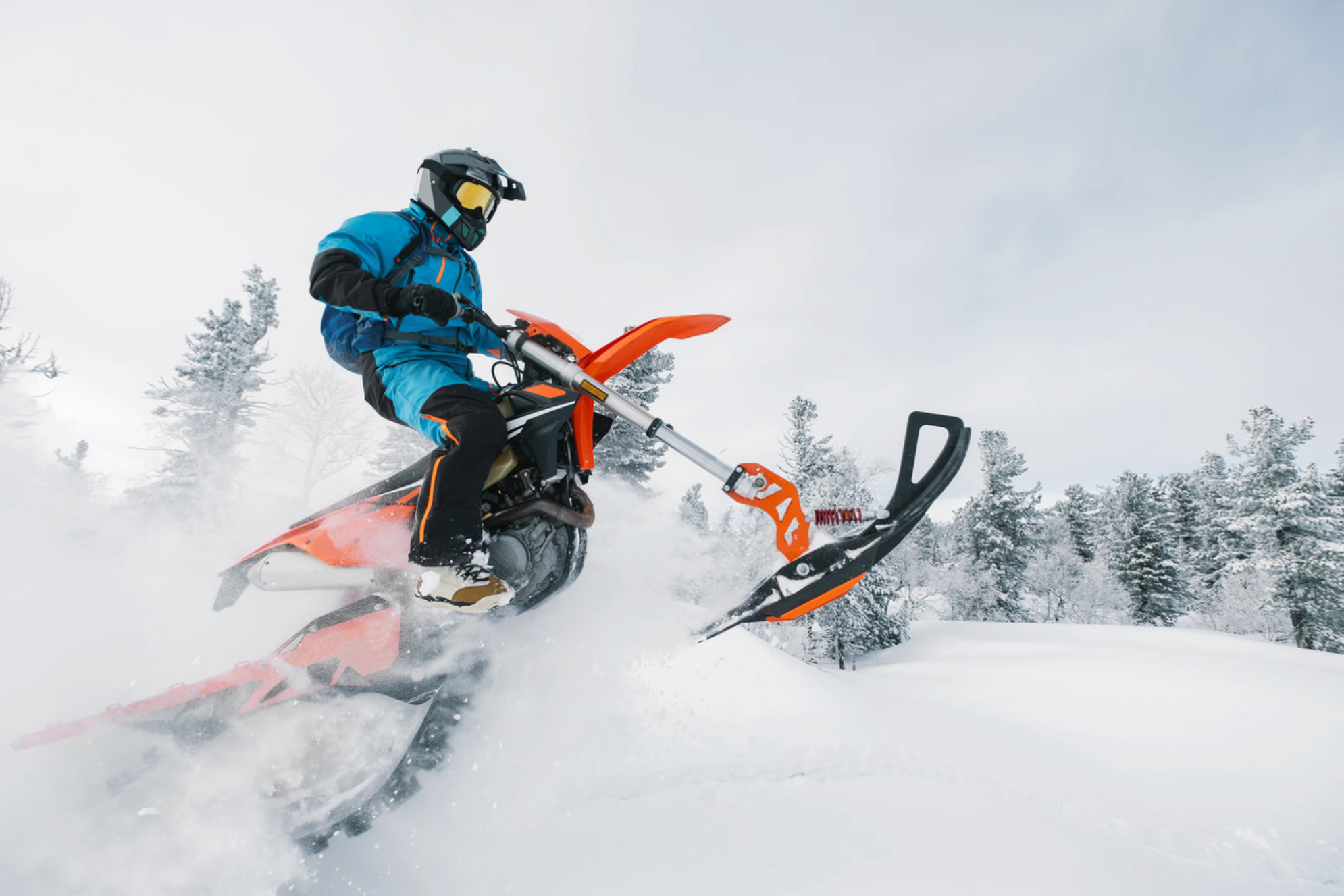 Катание на снегоходе на горном склоне. Shutterstock.com