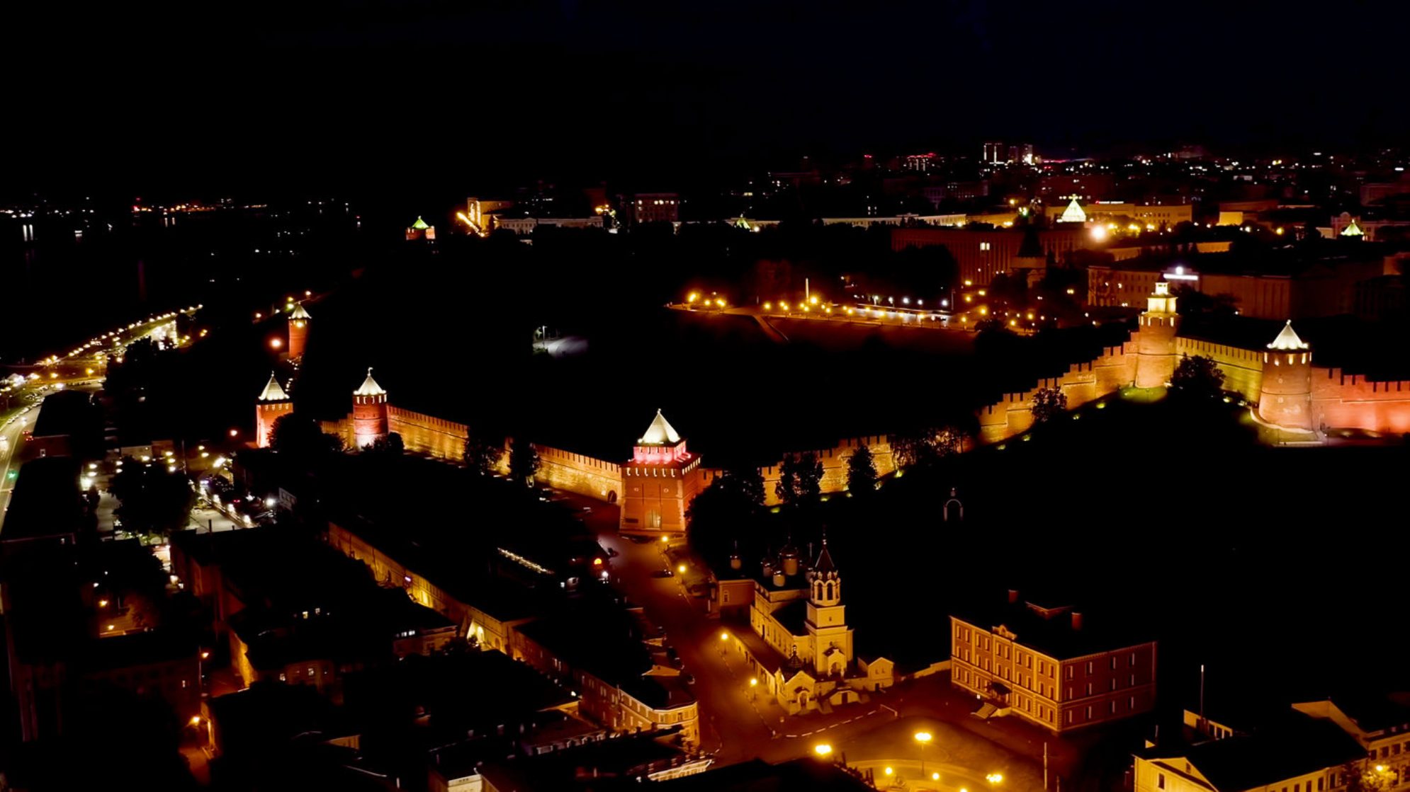 Вечером красные кирпичные стены Нижегородского Кремля приобретают особенный, глубокий оттенок. Источник: Shutterstock. Автор: Shutterstock