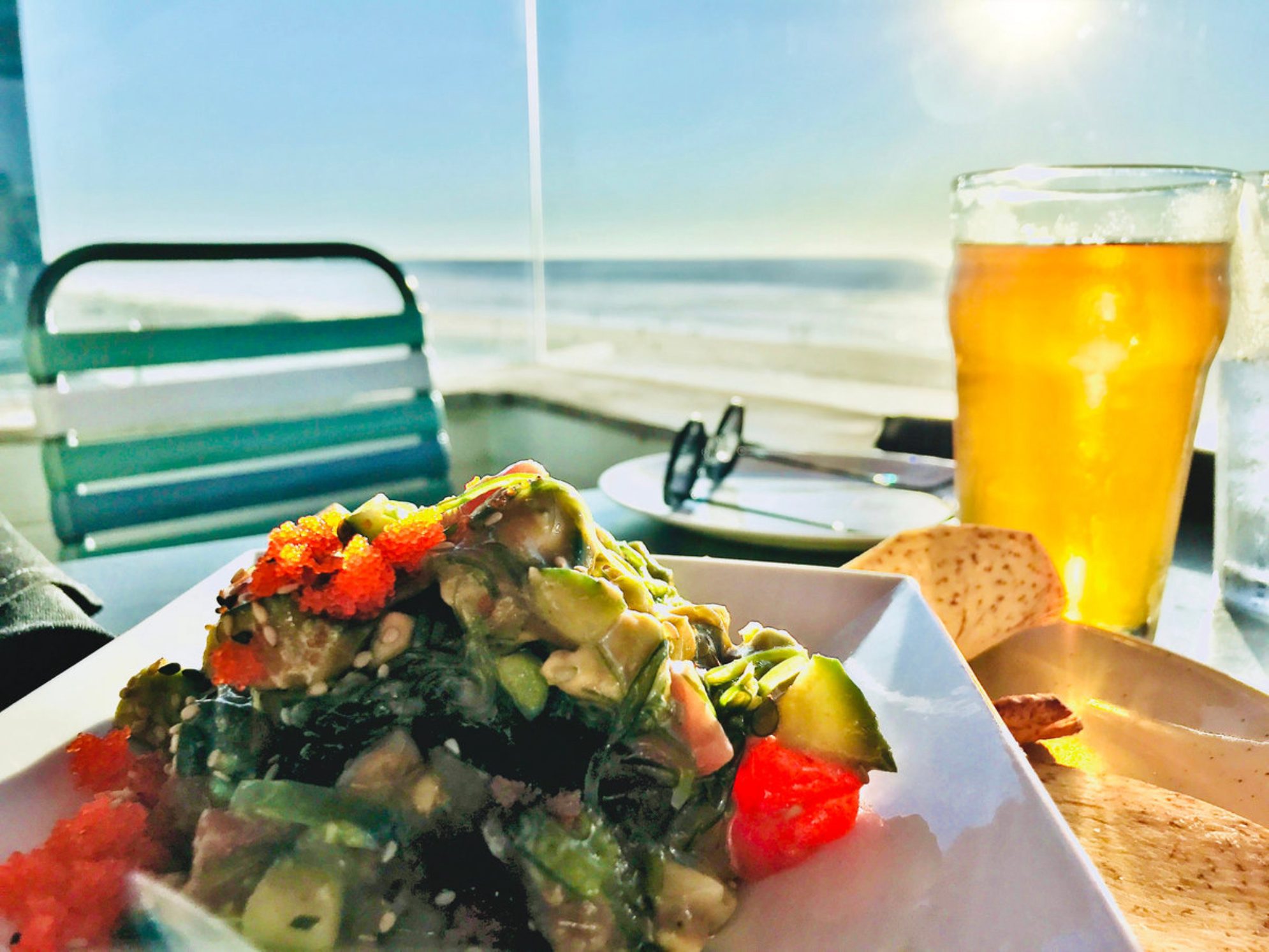 Лучше есть в проверенных местах и заказывать блюда, которые подвергаются термообработке. Источник фото: elements.envato.com