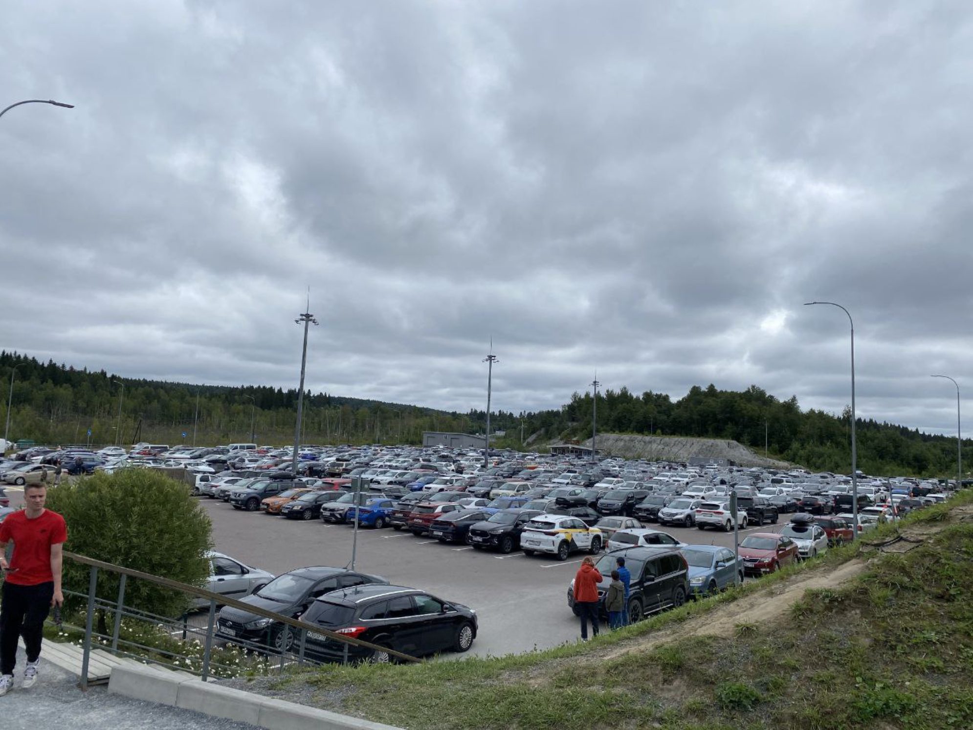 Парковка возле входа в парк «Рускеала». Автор фото: Александр Мокин