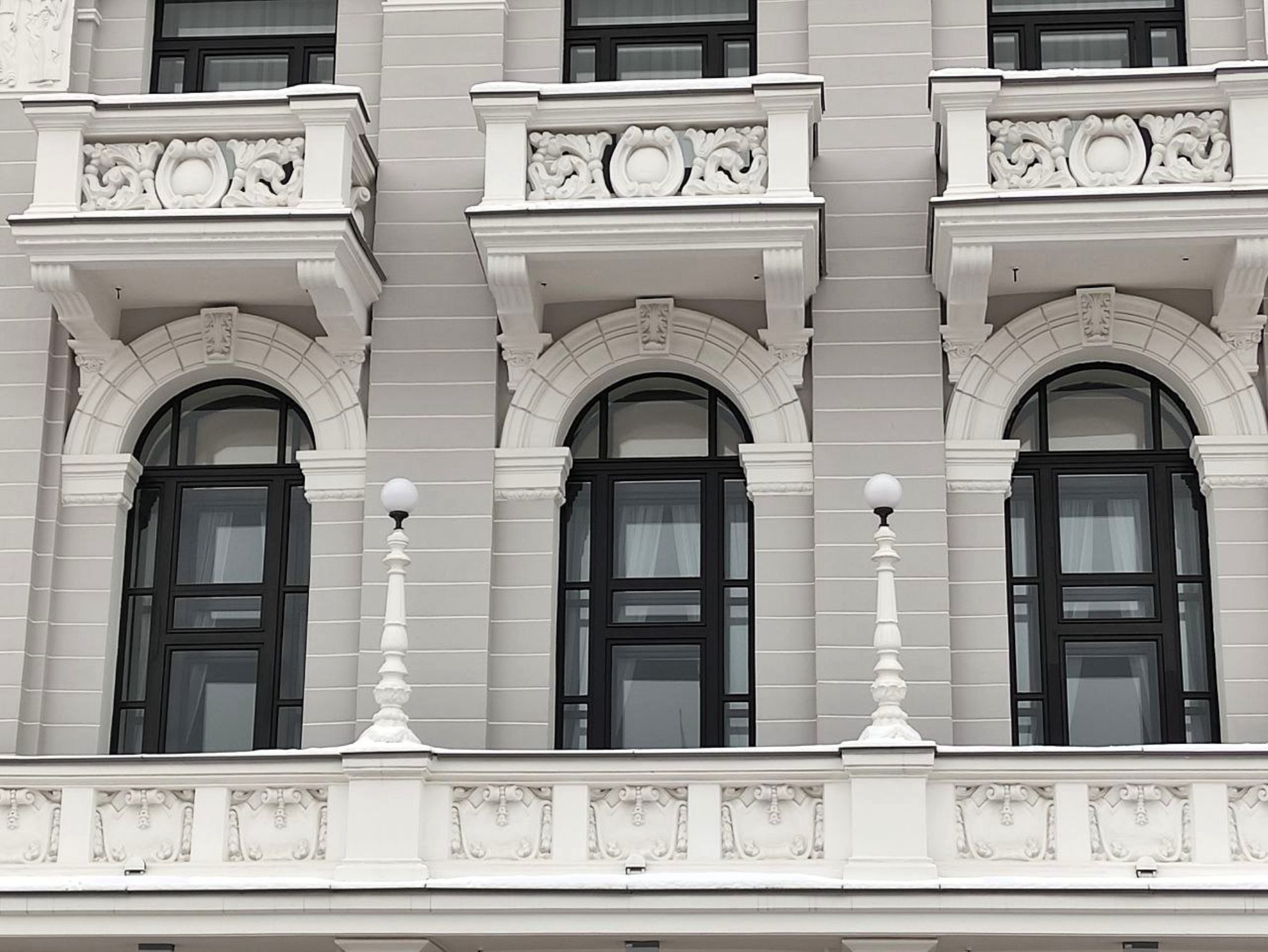 Декорированный балкон театра.  Автор фото: Л.Федорова