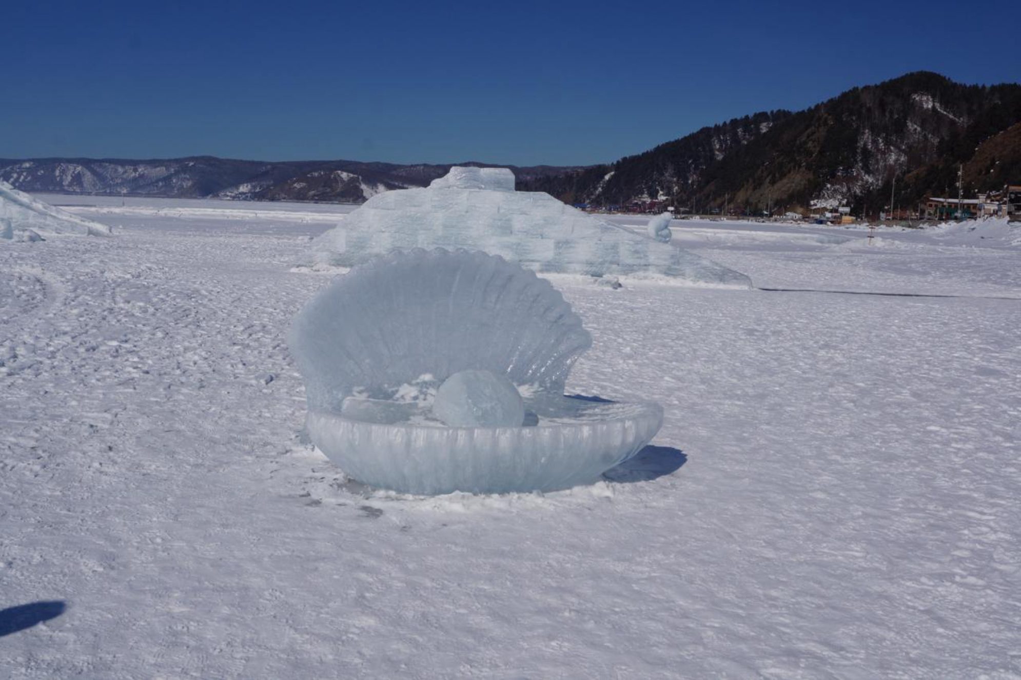 Скульптуры изо льда на Байкале. Автор фото: Марина Тихомирова