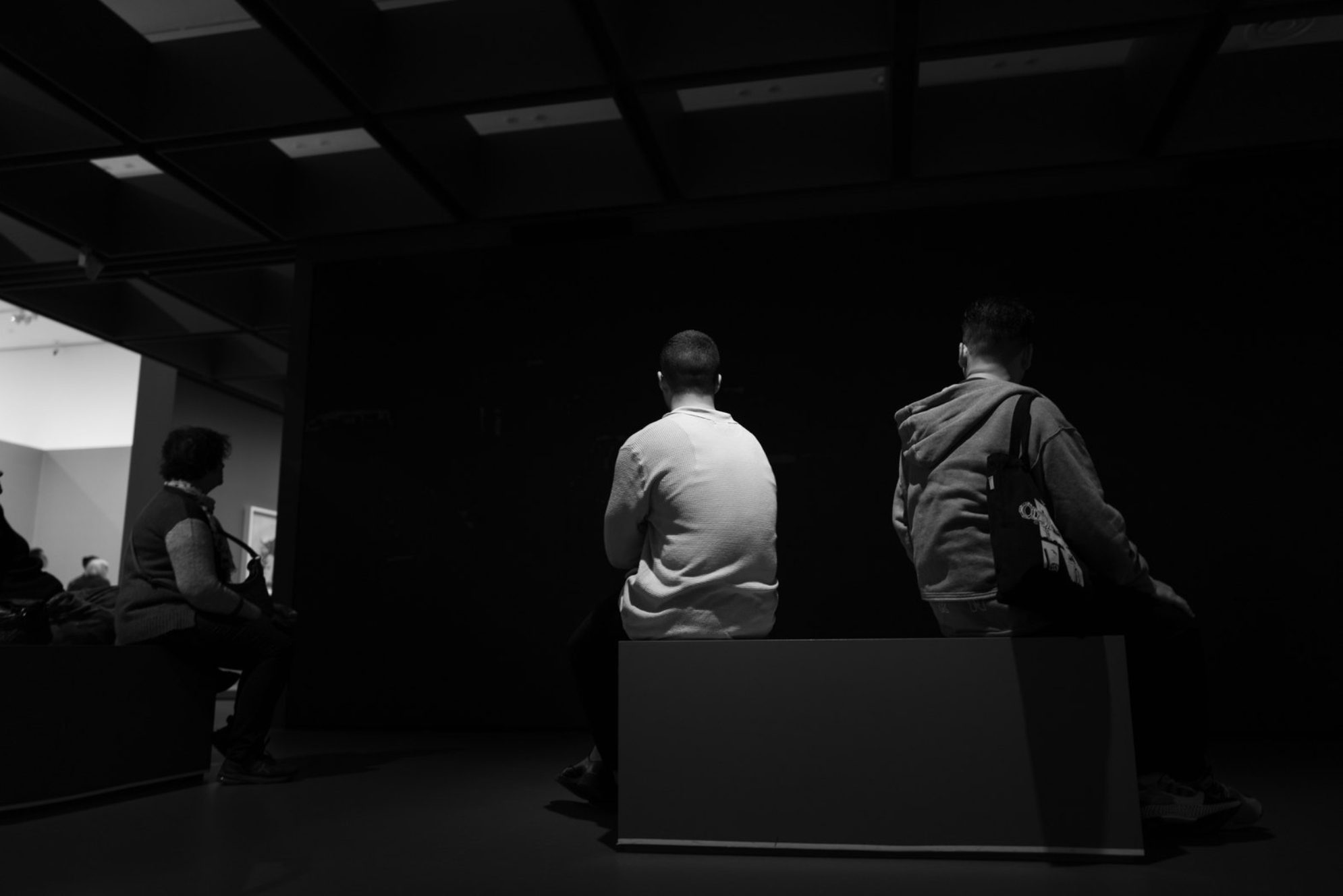 В музее регулярно проходят кинопоказы, встречи и разговоры, которые помогают глубже понять тему уличной жизни и взглянуть на нее с разных сторон. Источник: Envato Elements