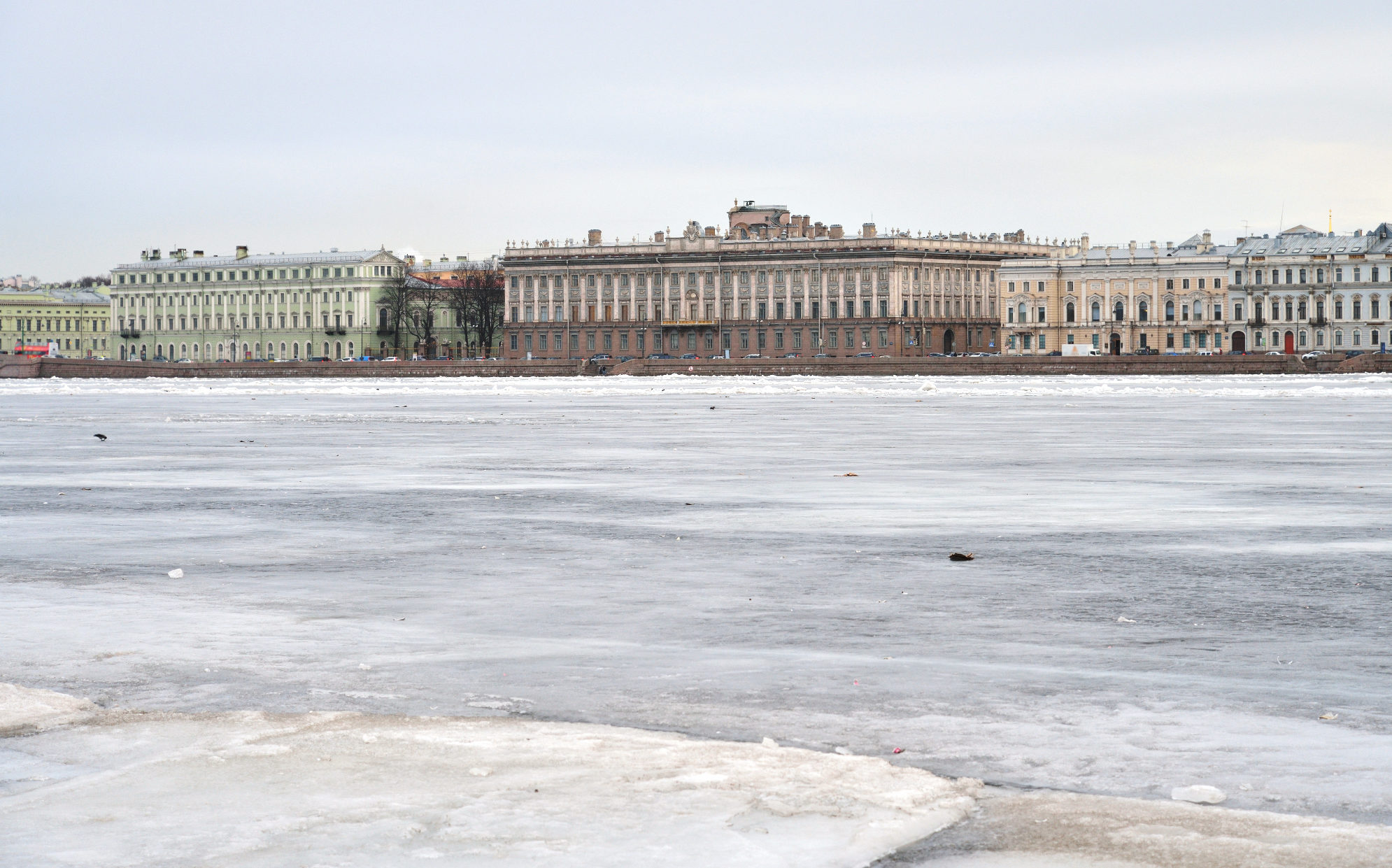 Вид на замерзшую Неву и Мраморный дворец в центре Санкт-Петербурга в пасмурный зимний день. Источник: Shutterstock