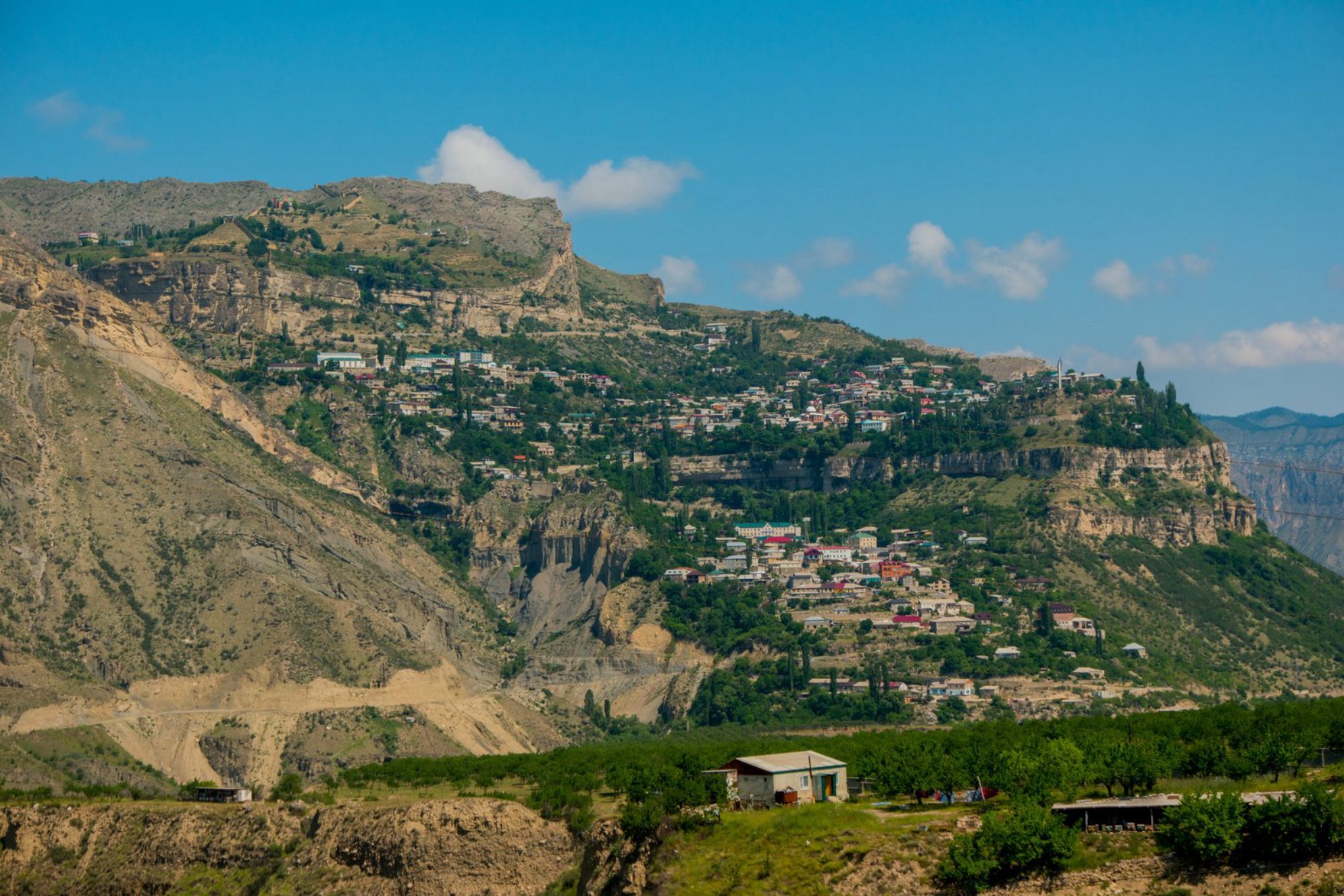 Перепад высот в деревне - 700 метров! Shutterstock.
