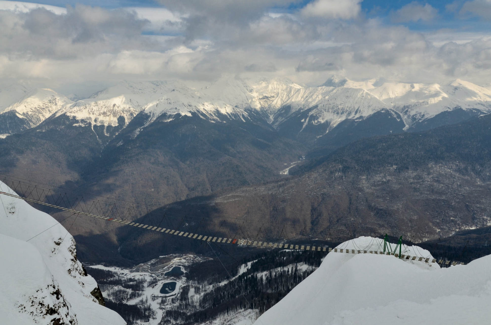 Подвесной мост через скалы в горах Кавказа. Эстосадок, Краснодарский край, Россия. Shutterstock