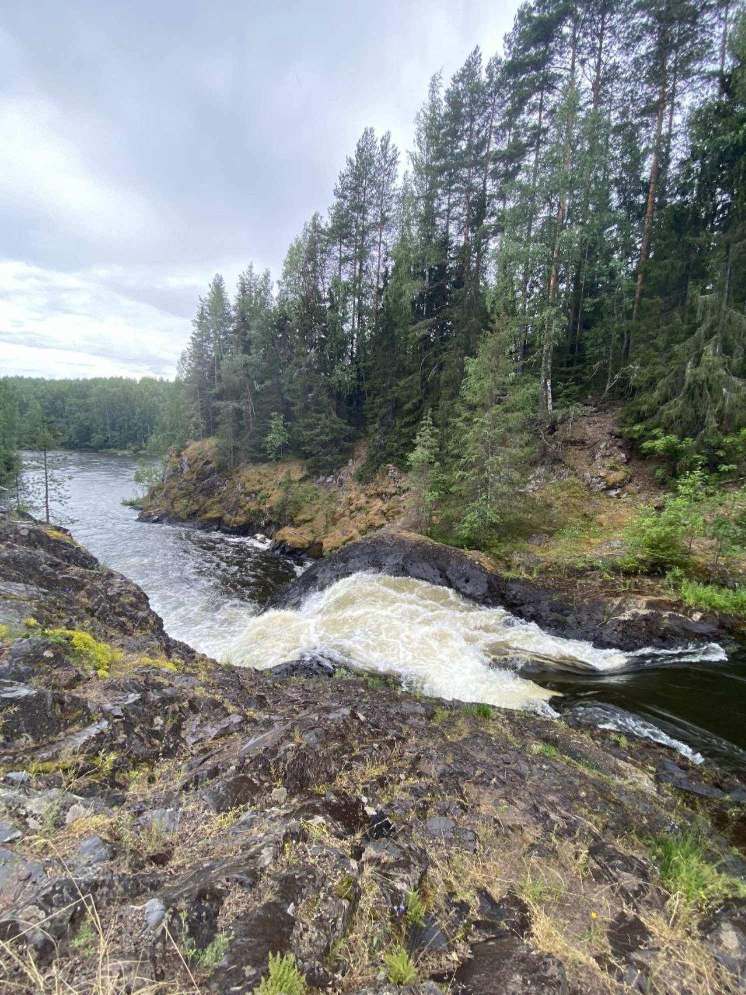 Потоки воды из водопада Кивач. Автор фото: Александр Мокин