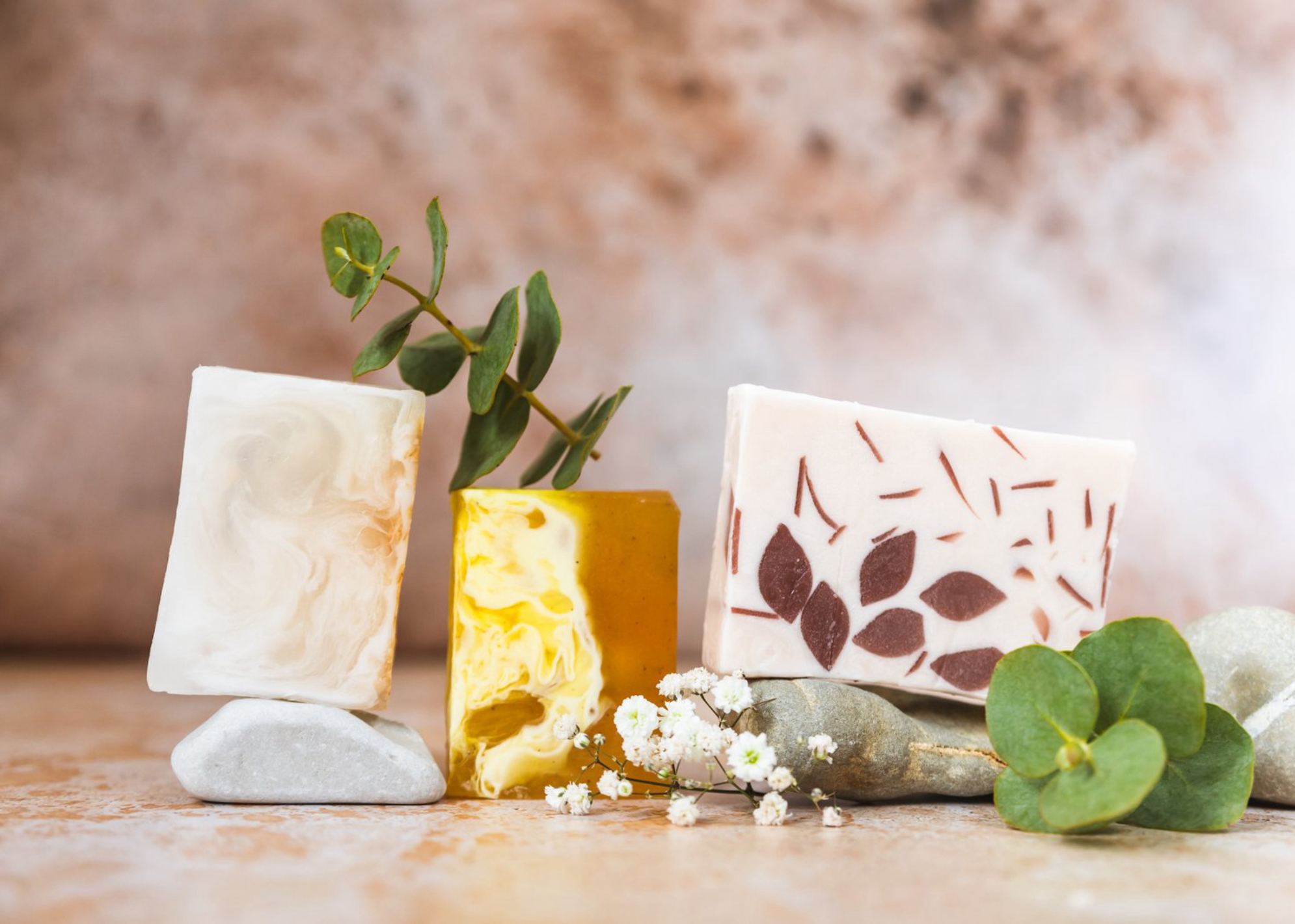 Натуральное мыло в упаковке удобно перевозить, и оно легкое по весу. Источник: Envato Elements