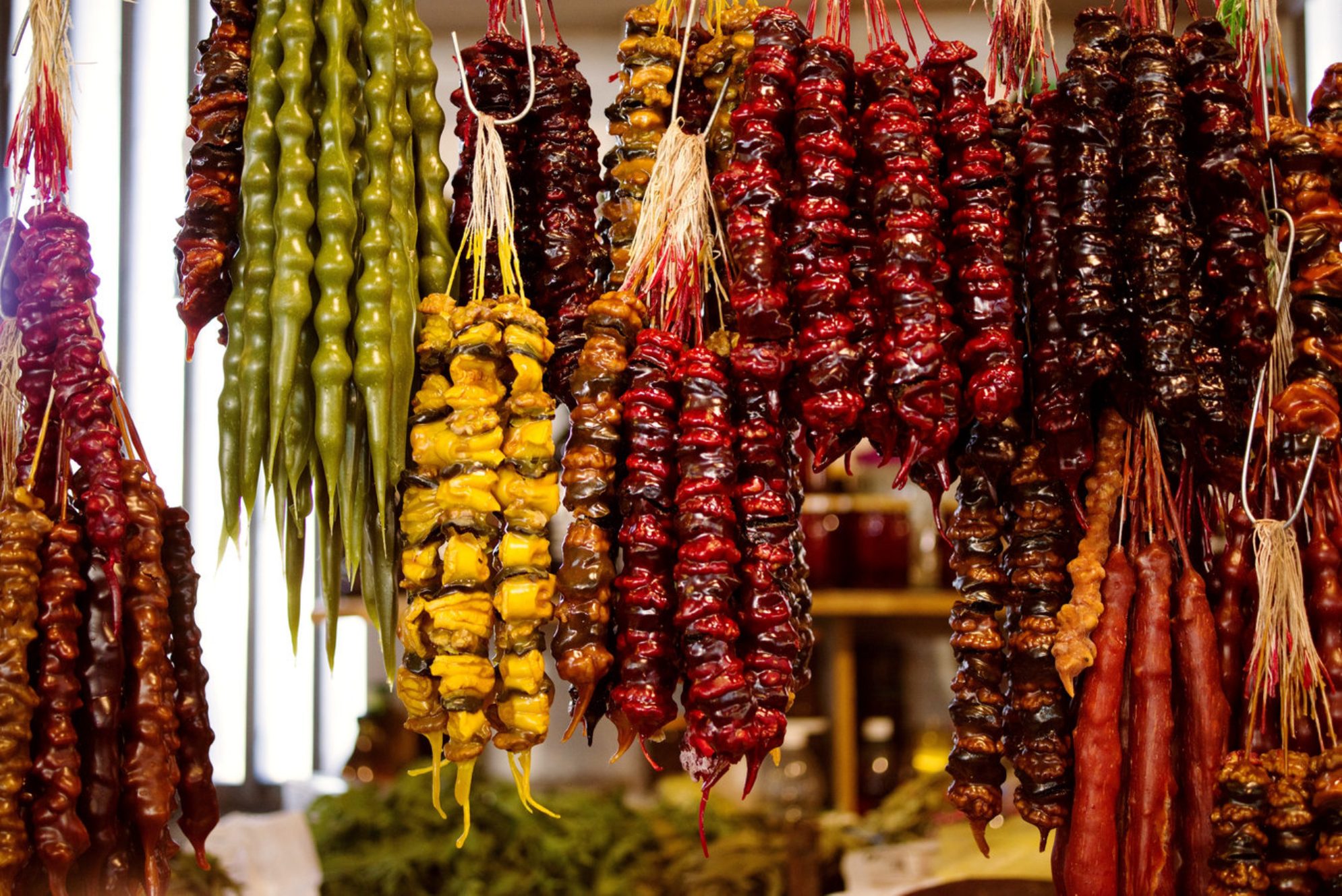 В качестве сувениров из Грузии отлично подойдут чурчхела и гозинаки. Источник: Shutterstock