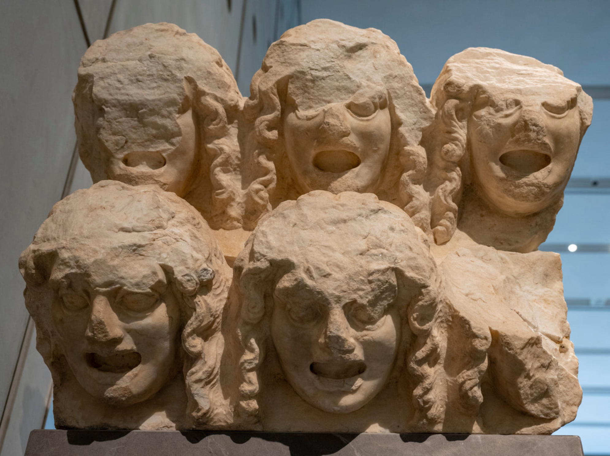 Рельефы из мрамора, выставленные в Музее Акрополя Shutterstock