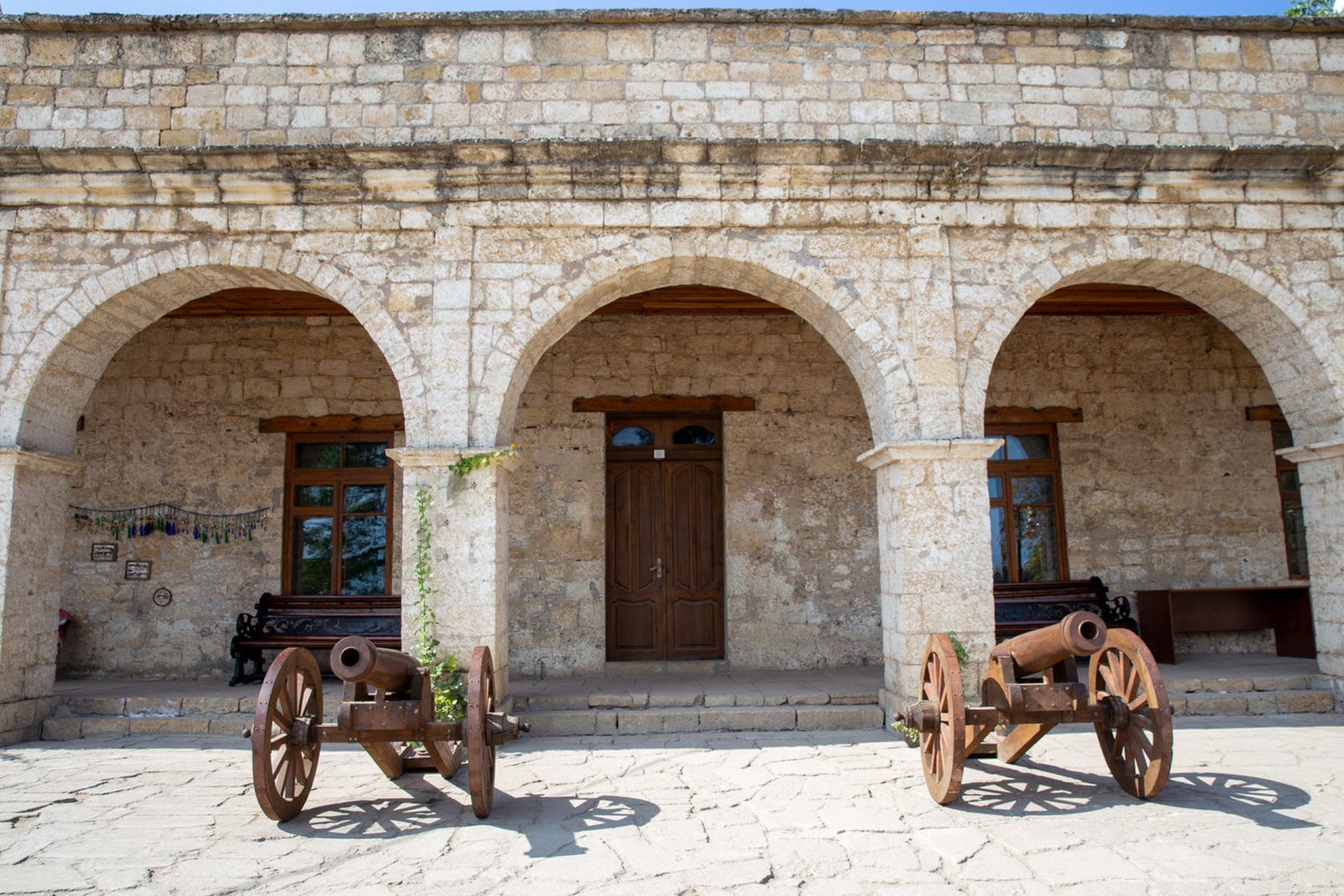 Пушки рядом с ханским дворцом в крепости. shutterstock.com