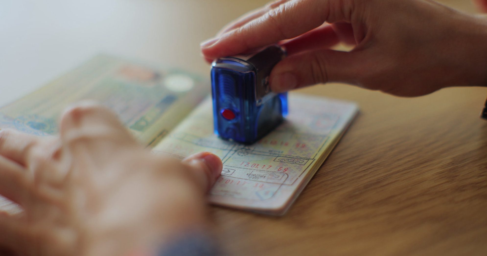 Хотя ожидается сокращение квот, увеличение сроков рассмотрения и стоимости шенгенских виз, полный запрет на их выдачу россиянам пока не планируется. shutterstock.com