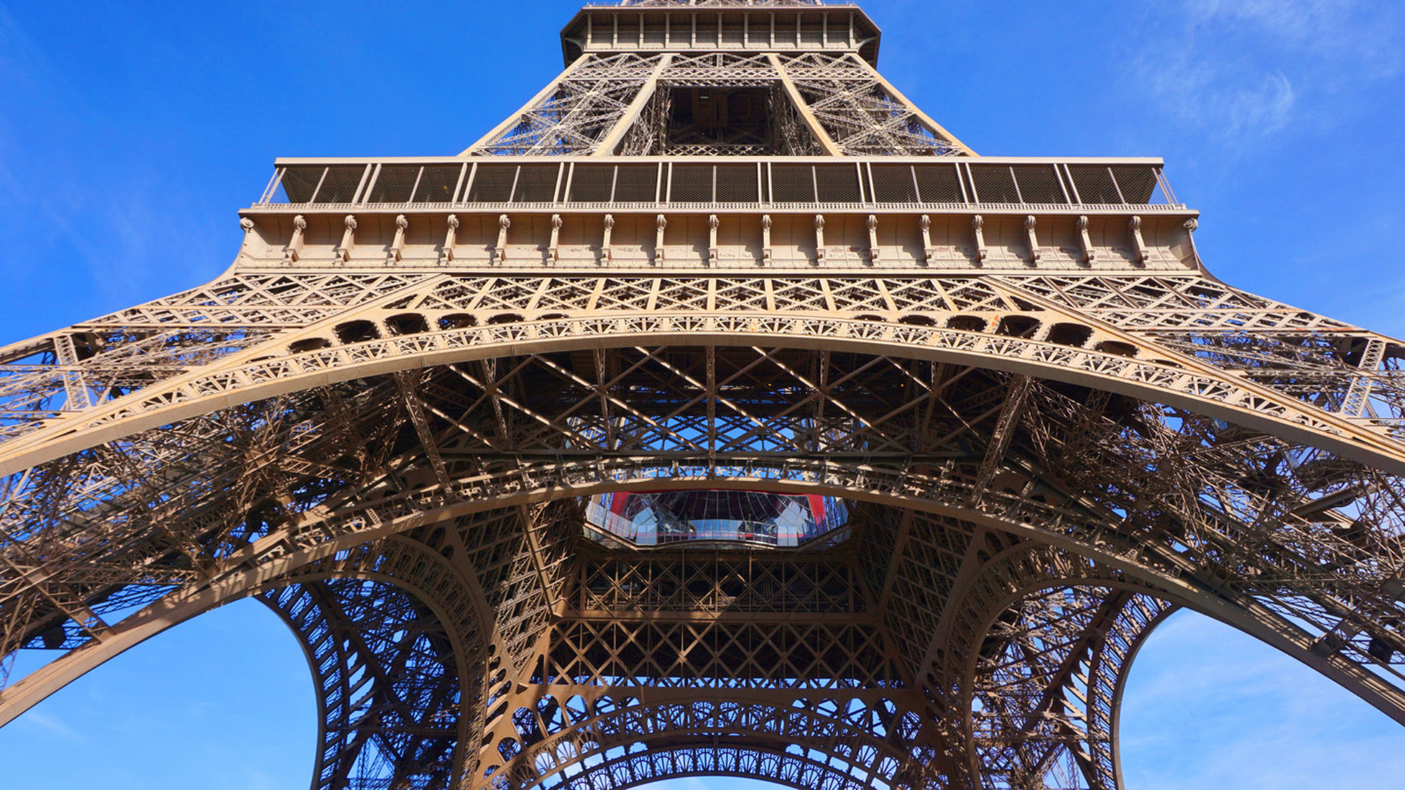 Вид Эйфелевой башни из садов Марсова поля Shutterstock