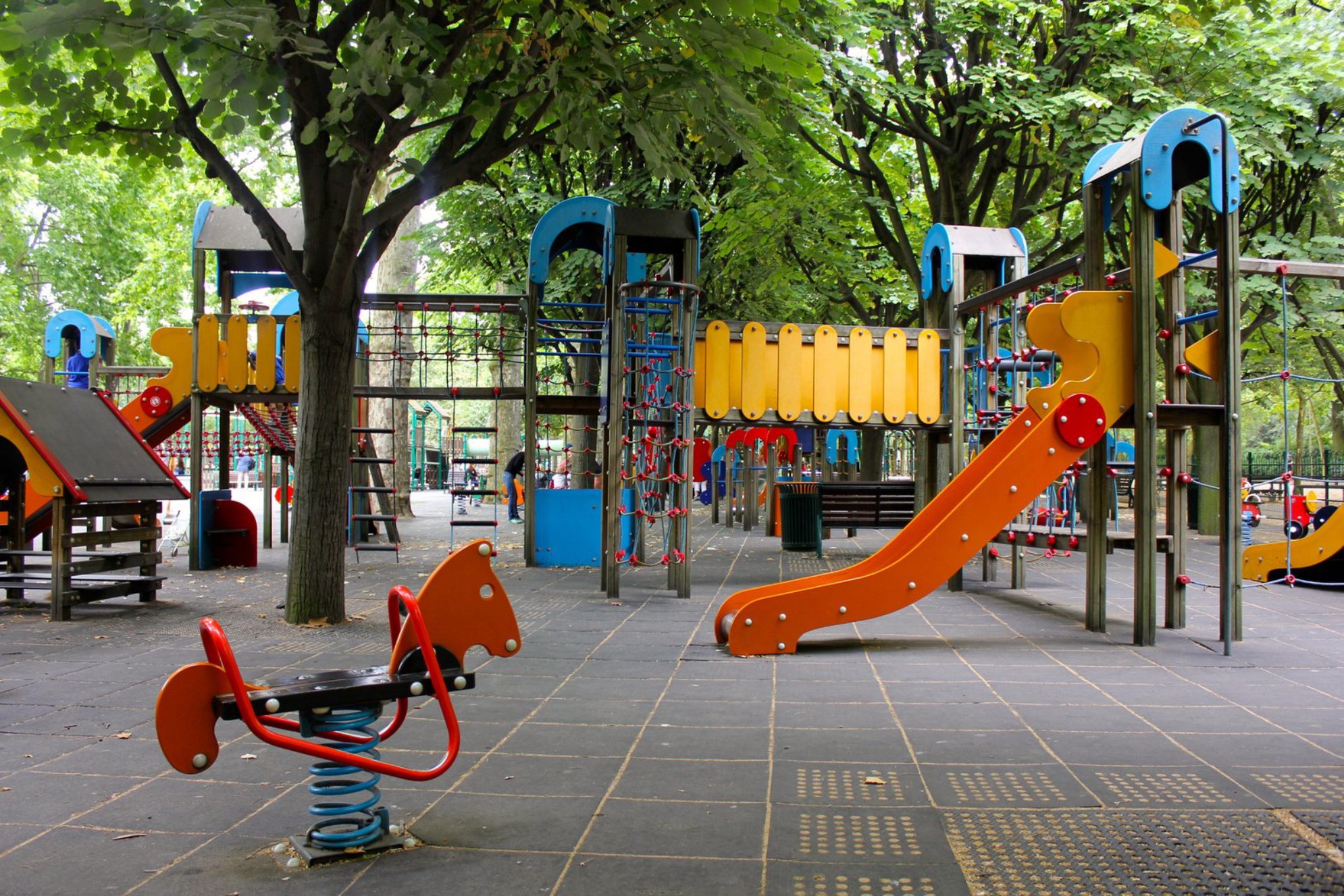 Большая безопасная, с горками, мостиками и домиками, площадка подходит для детей разных возрастов Источник Elements Envato