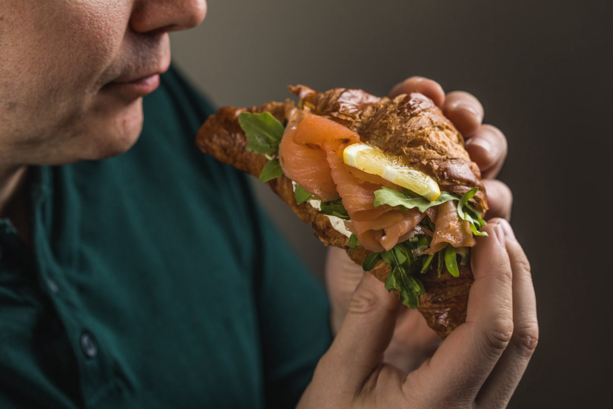 Не ешьте еду, которая на солнце могла быстро испортиться. Источник фото: elements.envato.com