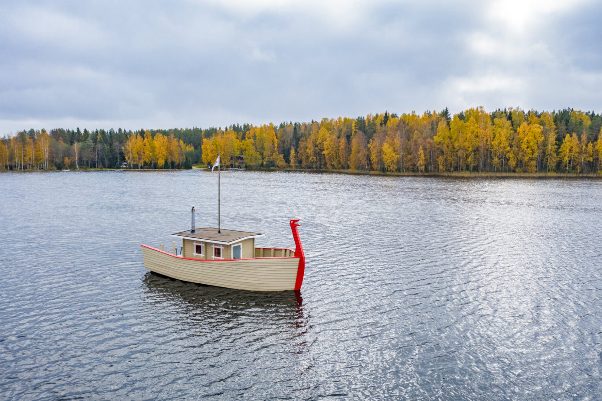 Территория заповедника изрезана более чем 200 озерами. shutterstock.com