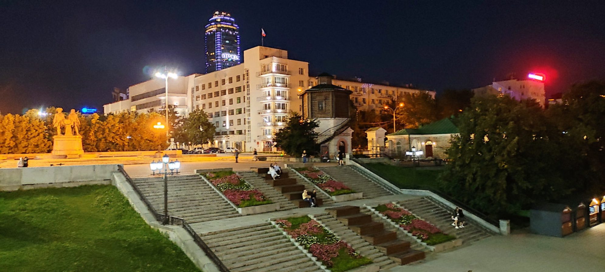 «Плотинка», вид сверху. Водонапорная башня и памятник основателям города. Автор фото: Любовь Федорова