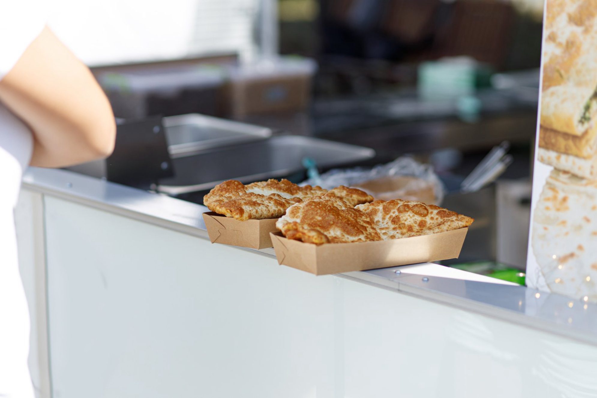 Если вы собираетесь в Рождественский парк всей семьей, перекус - не проблема. Главное - взять салфетки и не забыть выбросить мусор в урны Источник Elements Envato