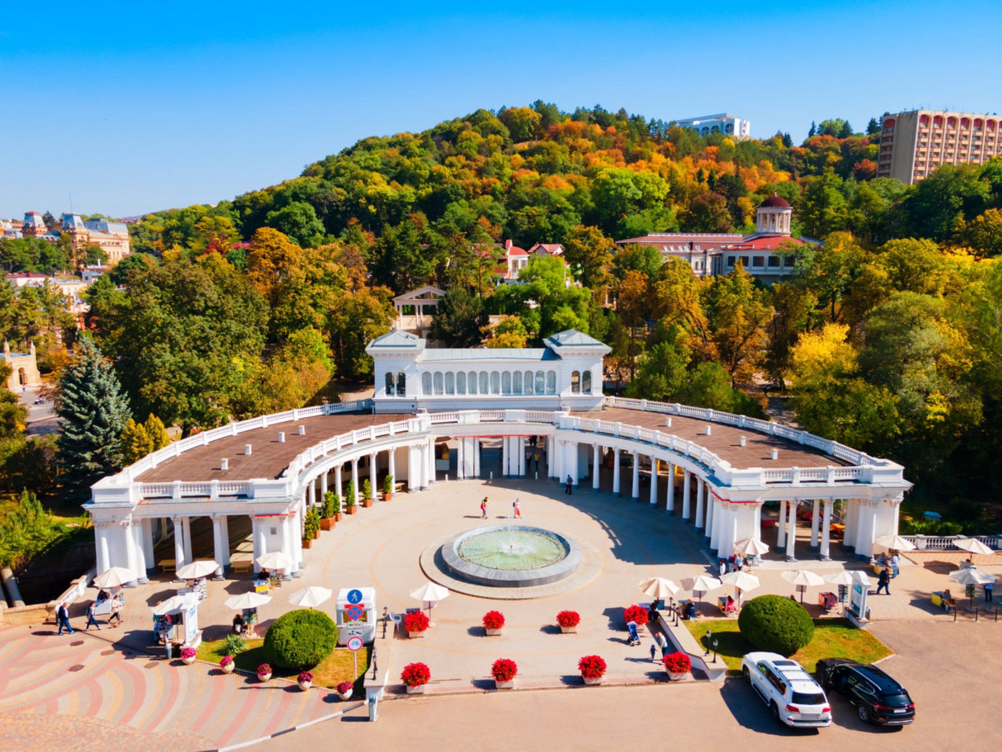 Колоннада в Национальном Кисловодском парке. Shutterstock