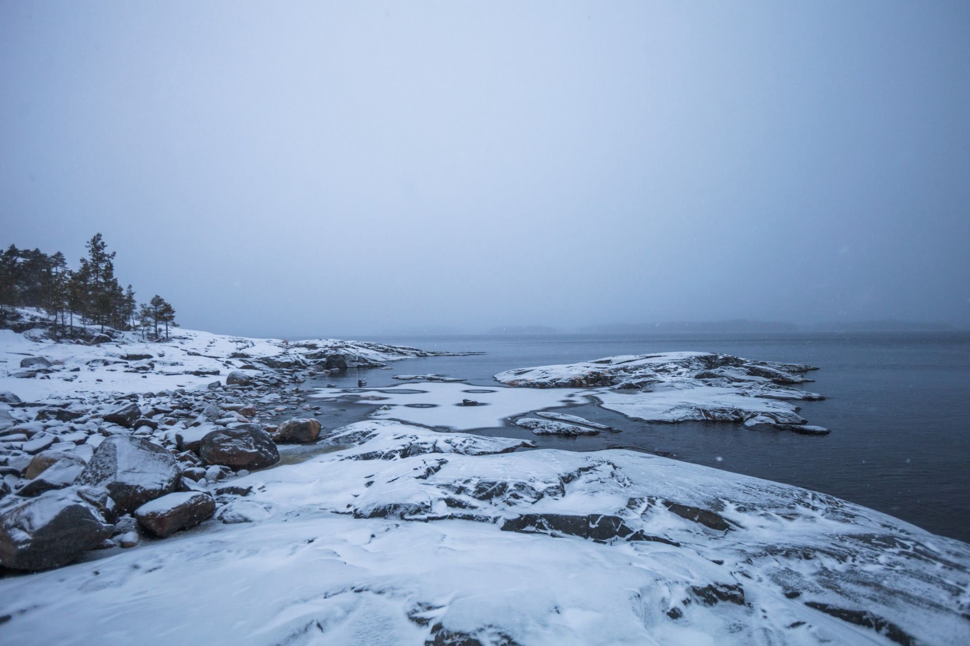 Снежная буря на скалистом берегу Ладожского озера. Источник: Shutterstock