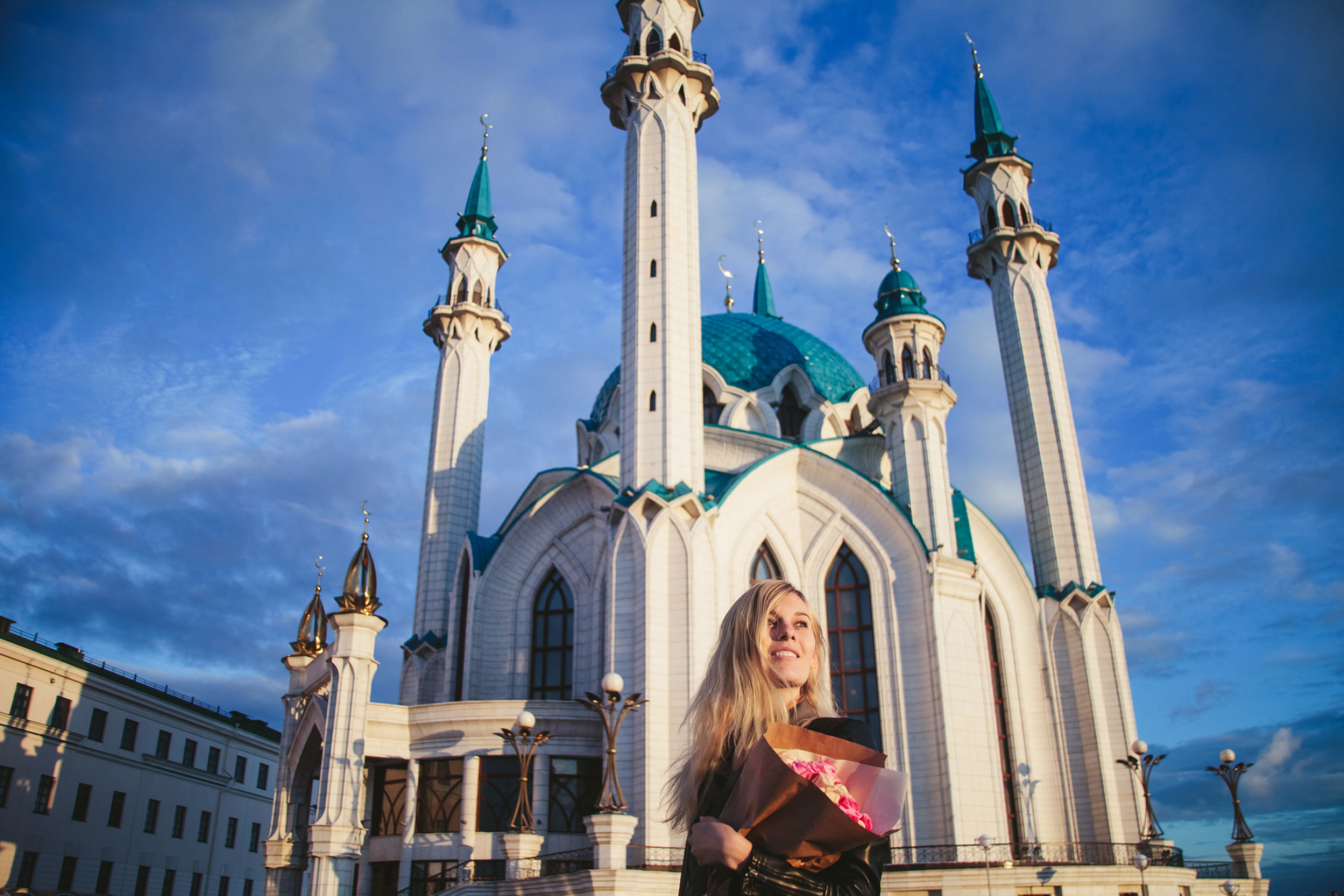 Девушка с букетом цветов у мечети Кул Шариф. Источник: Shutterstock