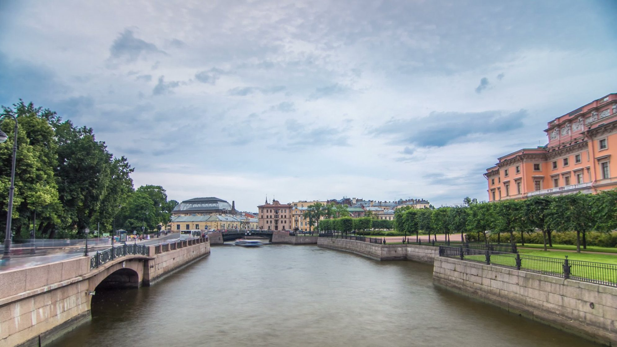 Раньше попасть внутрь замка можно было только по подъемным мостам. Источник: shutterstock.com.
