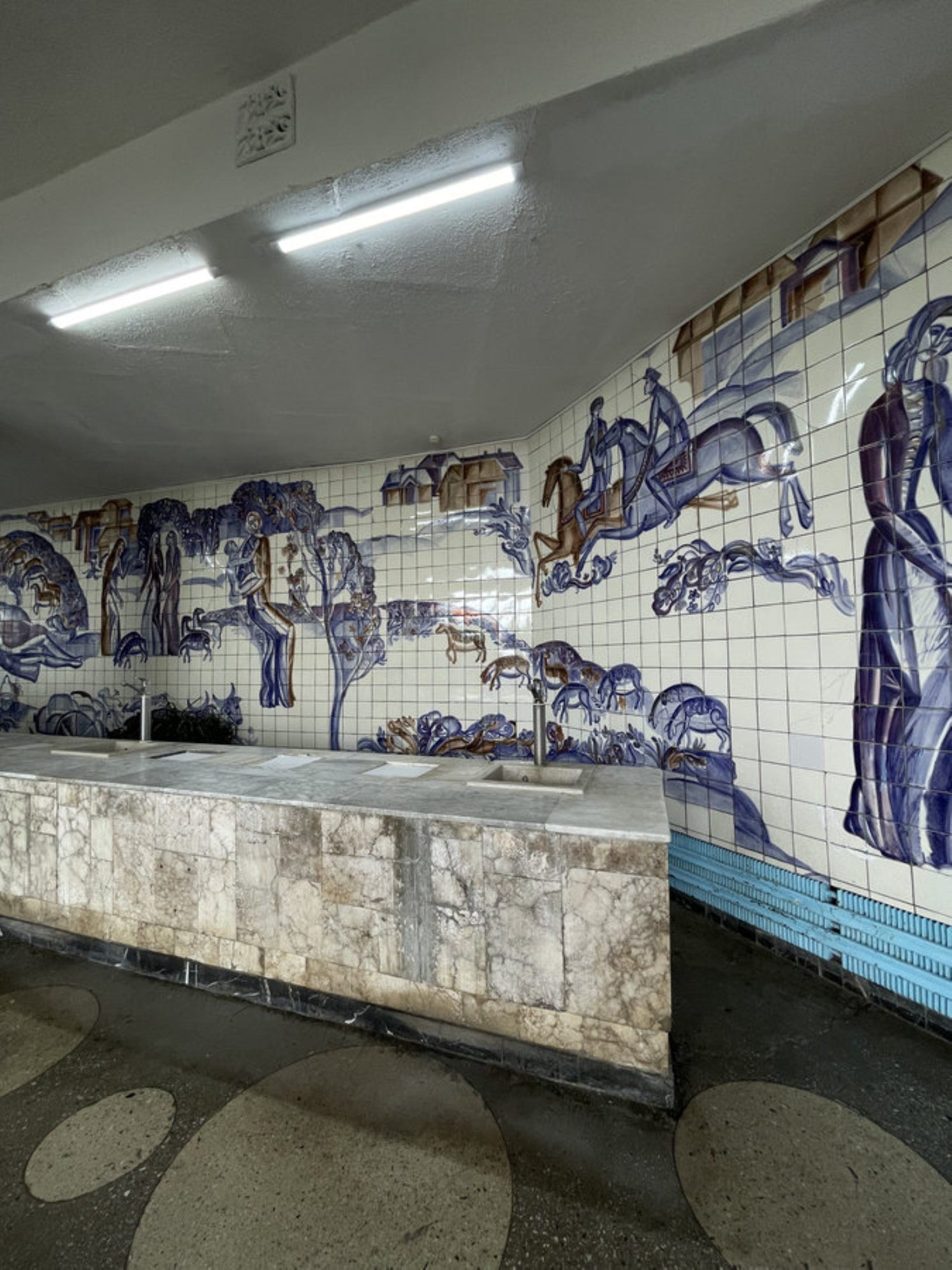 Симпатично, есть несколько кранов и автомат со стаканчиками. Многие приходят со своей тарой. Автор: Анастасия Рейзес