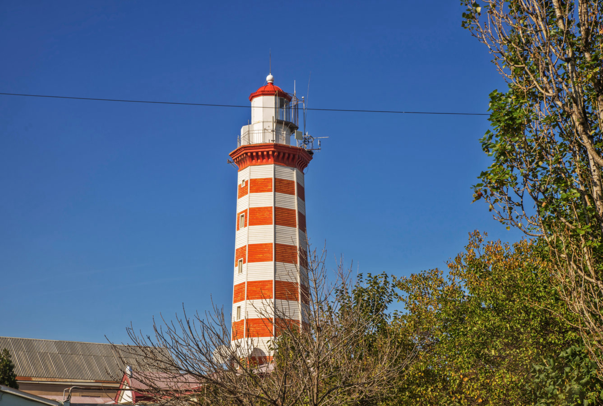 К сожалению, увидеть маяк «в полный рост» не получится - он скрыт за забором и частными домами. Источник: shutterstock.com
