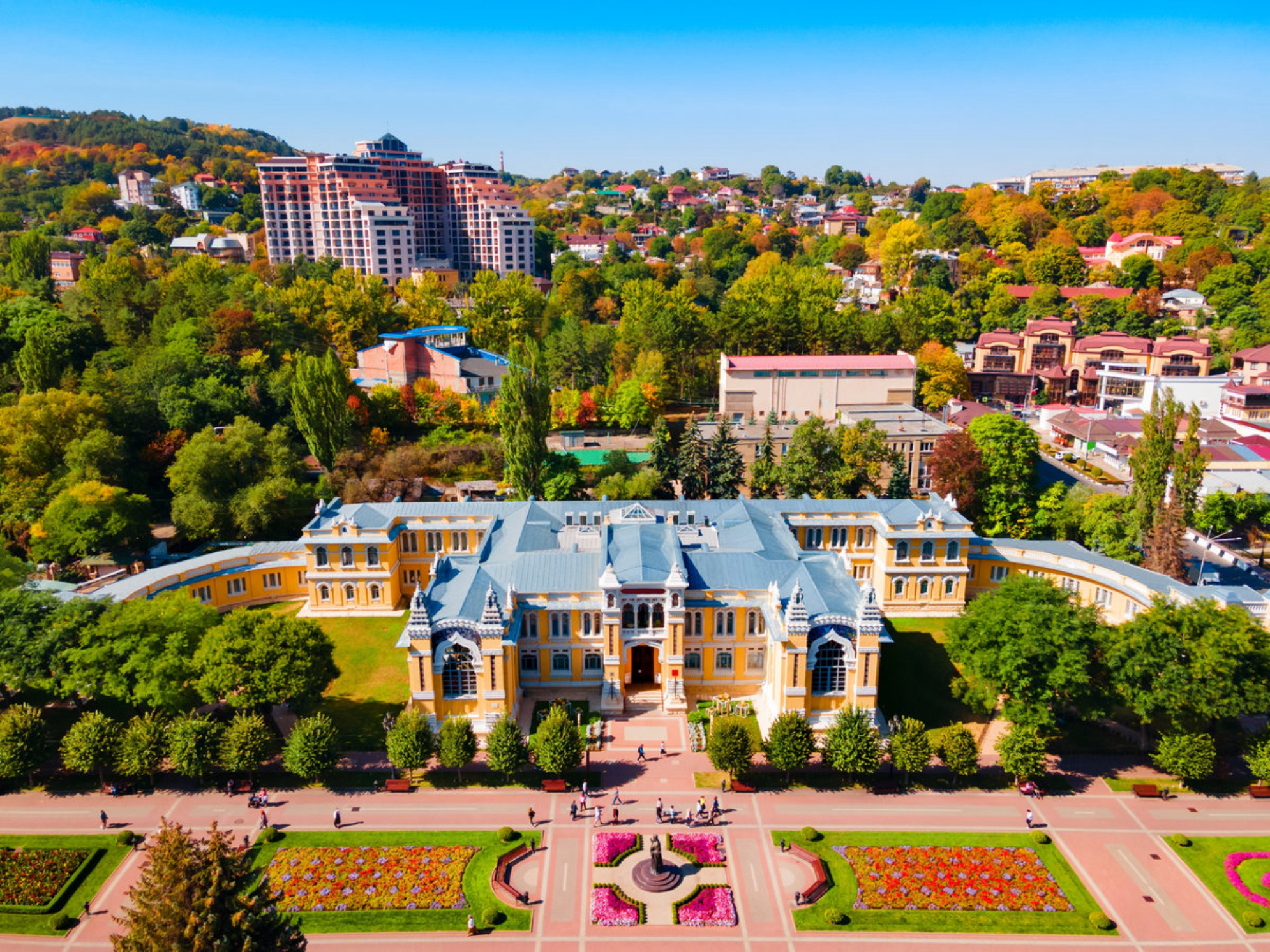 Главные нарзанные ванны и вид на город. Кисловодск, Россия. shutterstock.com