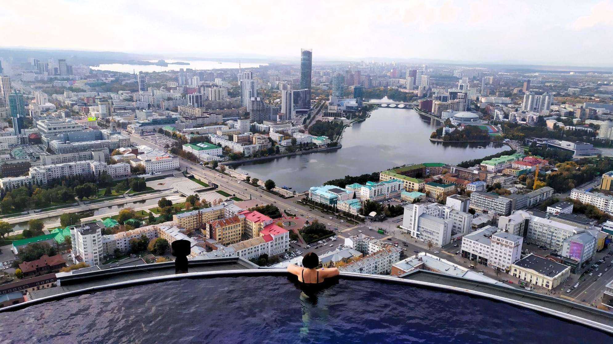 Бассейн на крыше небоскреба.Автор: Любовь Федорова