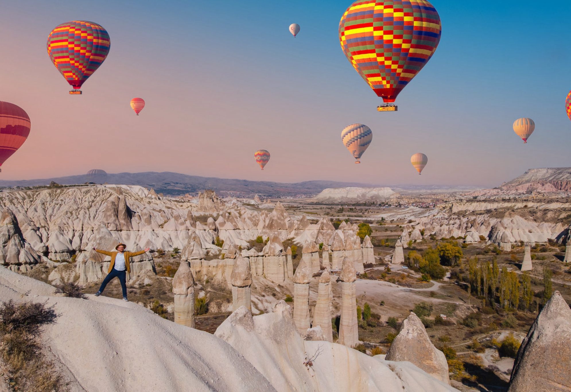 Туристы приезжают в Каппадокию, чтобы увидеть скальные образования с высоты птичьего полета. Источник фото: shutterstock.com