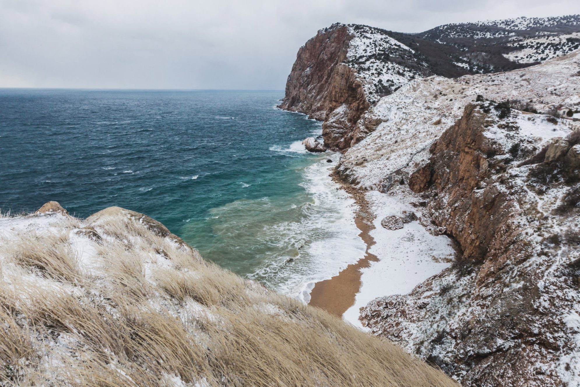 Зимний морской пейзаж. Вид со скалы на побережье в Балаклаве, Крым. Shutterstock