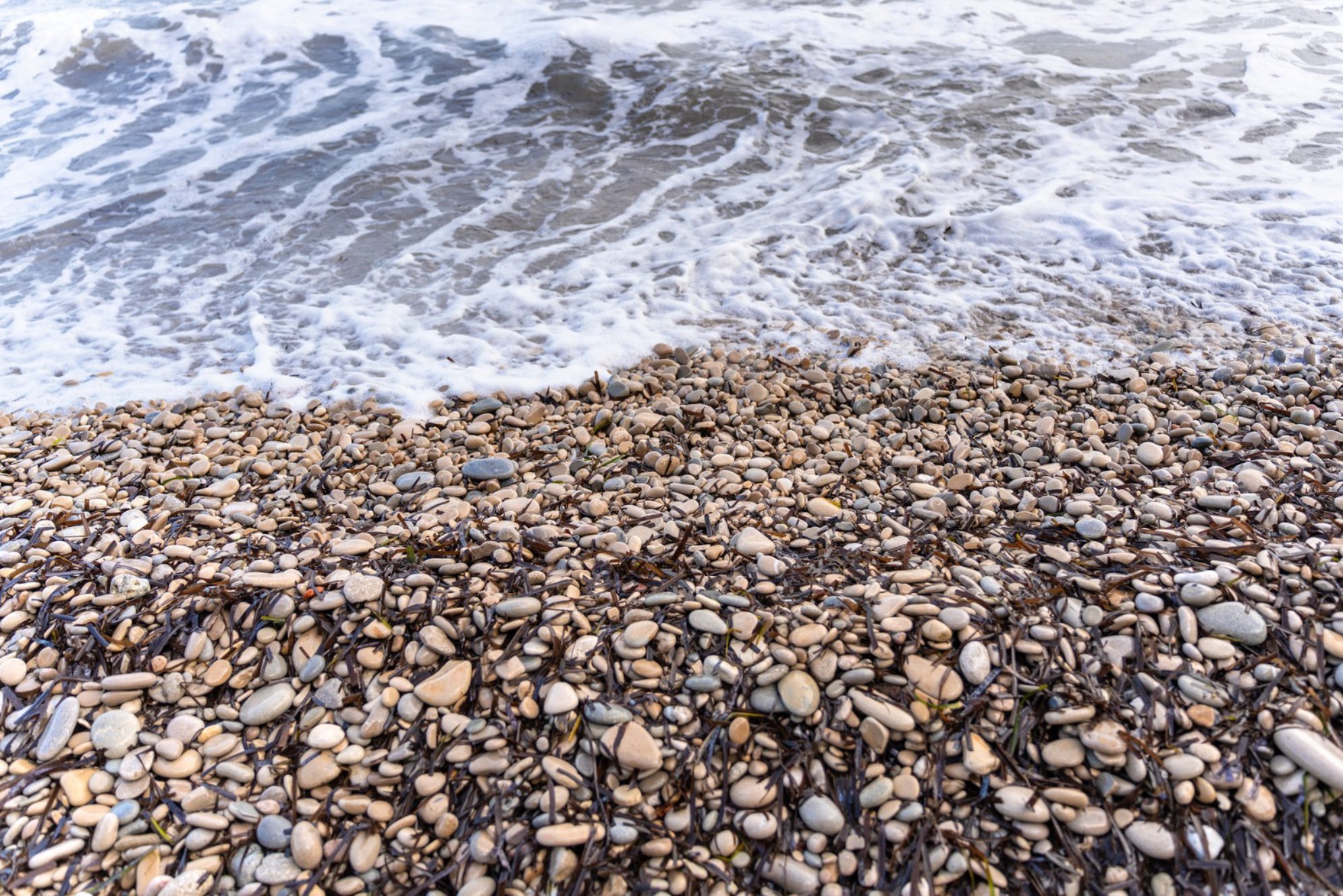 Галечный пляж.