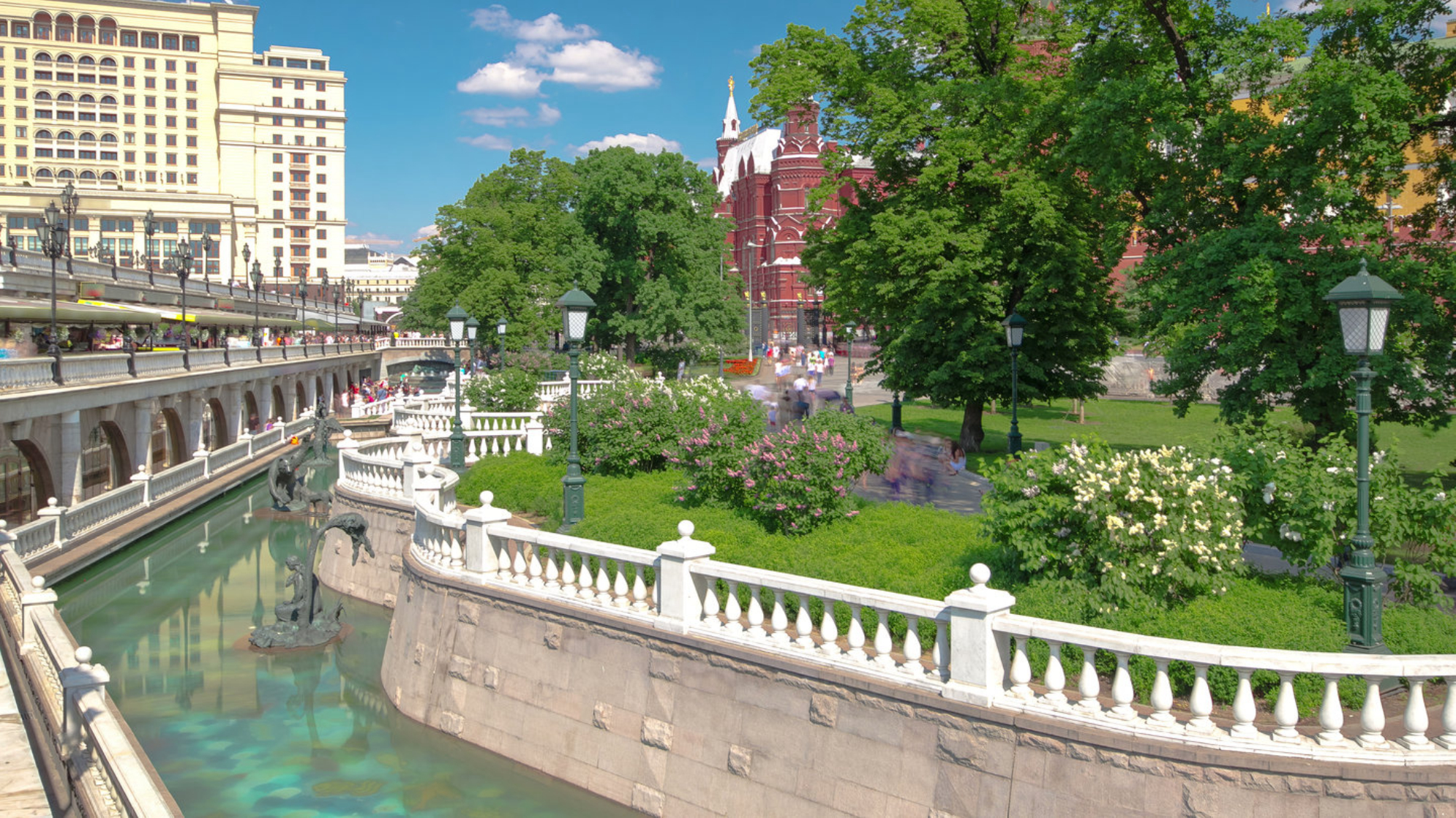 Александровский сад - старейший парк города Shutterstock