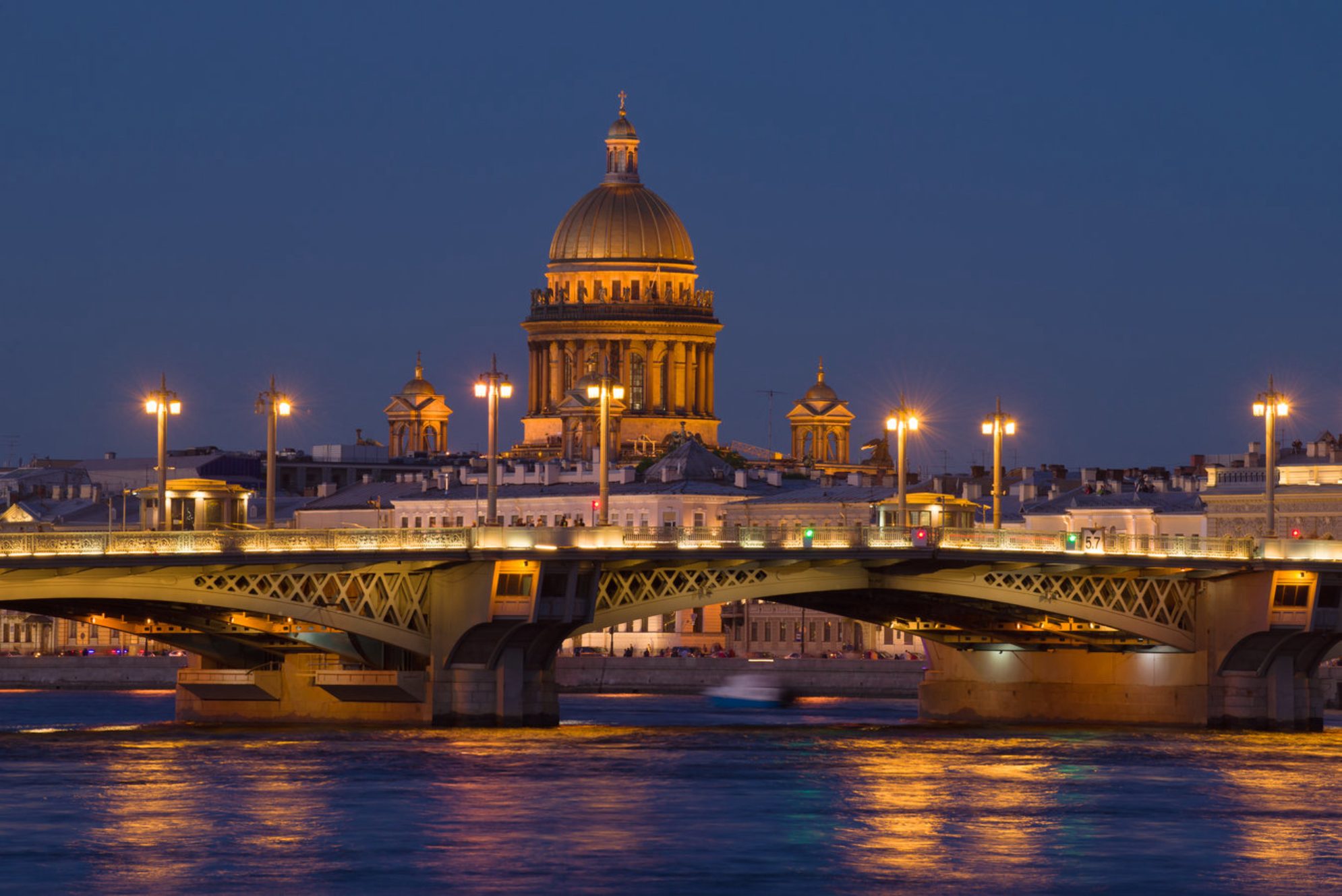 Это один из немногих мостов, где можно не только наблюдать развод, но и насладиться прогулкой с видом на Дворцовую набережную и Исаакиевский собор. Источник: Shutterstock