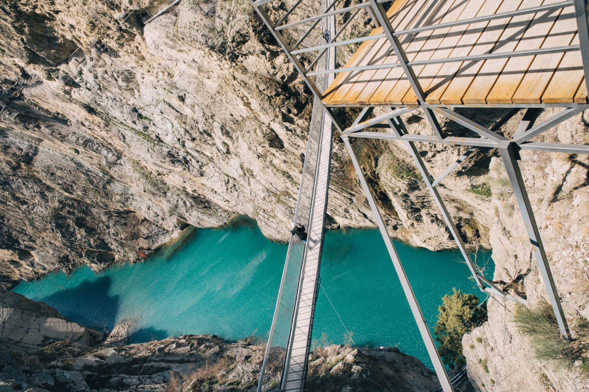 Не любите экстрим? Все равно загляните. Ради фото на фоне ущелья, прохладной тени пещер и чашки кофе с панорамой, от которой захватывает дух.Источник: Shutterctock