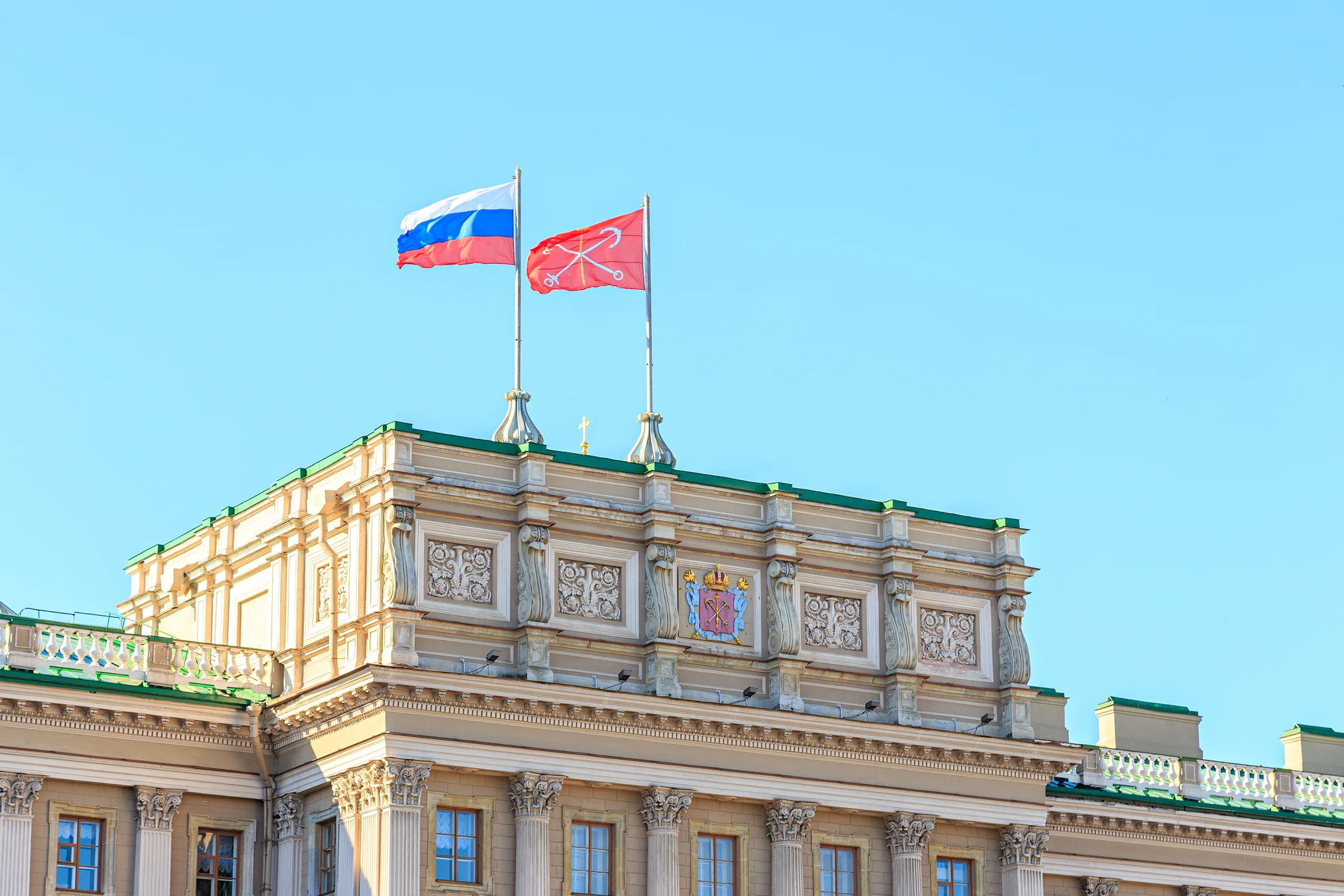 Крыша Мариинского дворца с гербом и флагами. Источник: Shutterstock