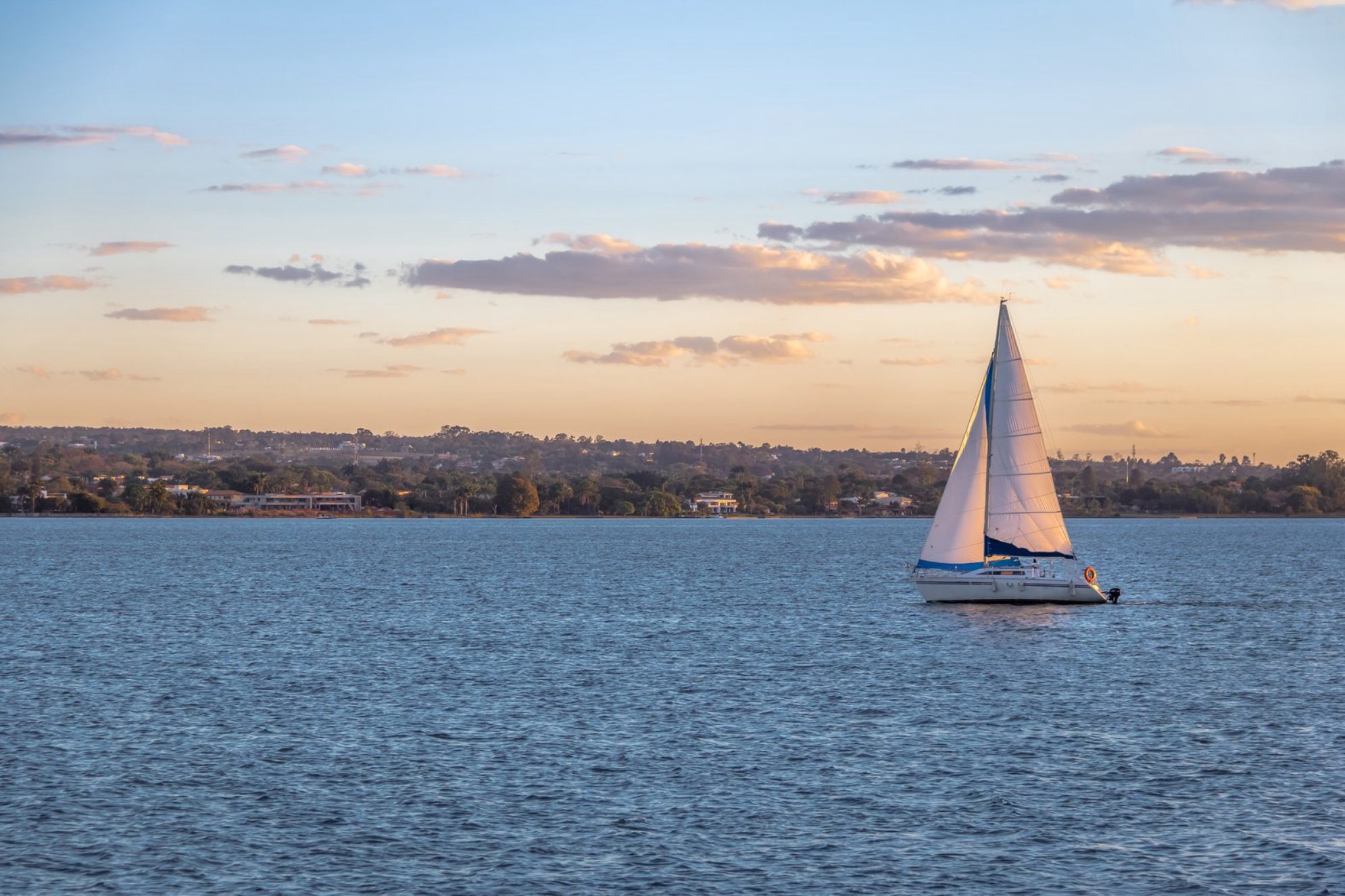 Красивая яхта и персональный подходИсточник фото: elements.envato.com