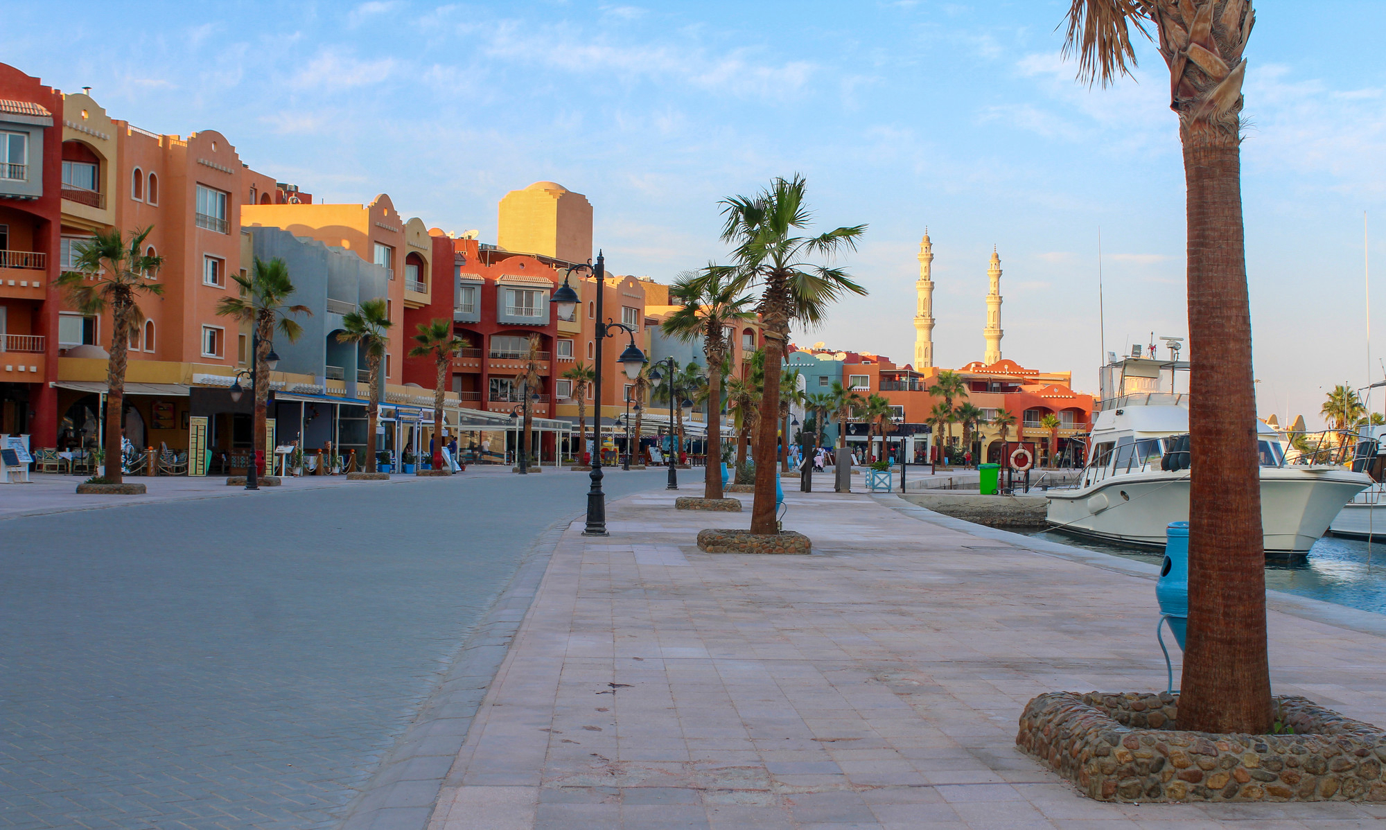 Вид на набережную с домами и пришвартованными яхтами в Хургаде. Источник: Shutterstock