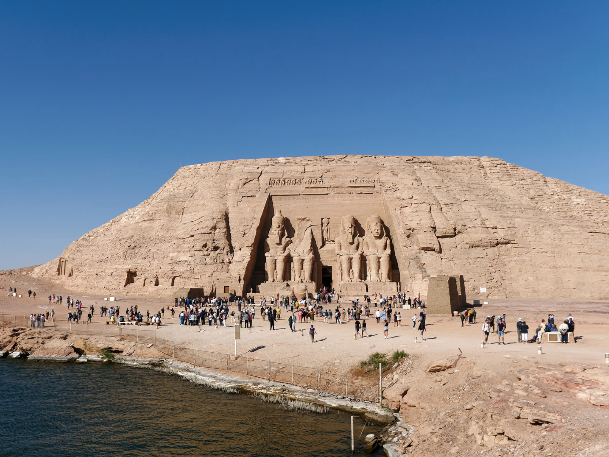 Храмы Абу-Симбел снаружи и внутри. Источник: Shutterstock