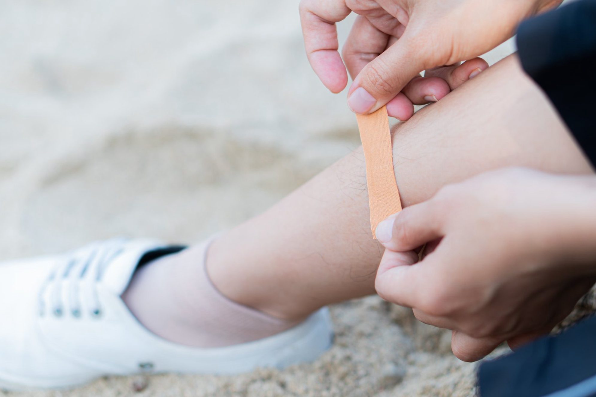 Раны и порезы - неприятная неожиданность. Подготовьтесь к этому. Источник фото: elements.envato.com