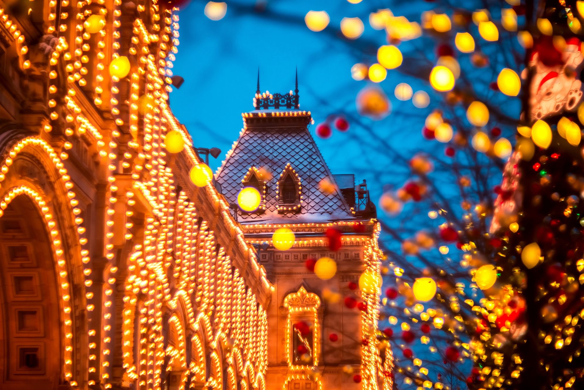 ГУМ, украшенный новогодней иллюминацией, Москва. Источник: Shutterstock