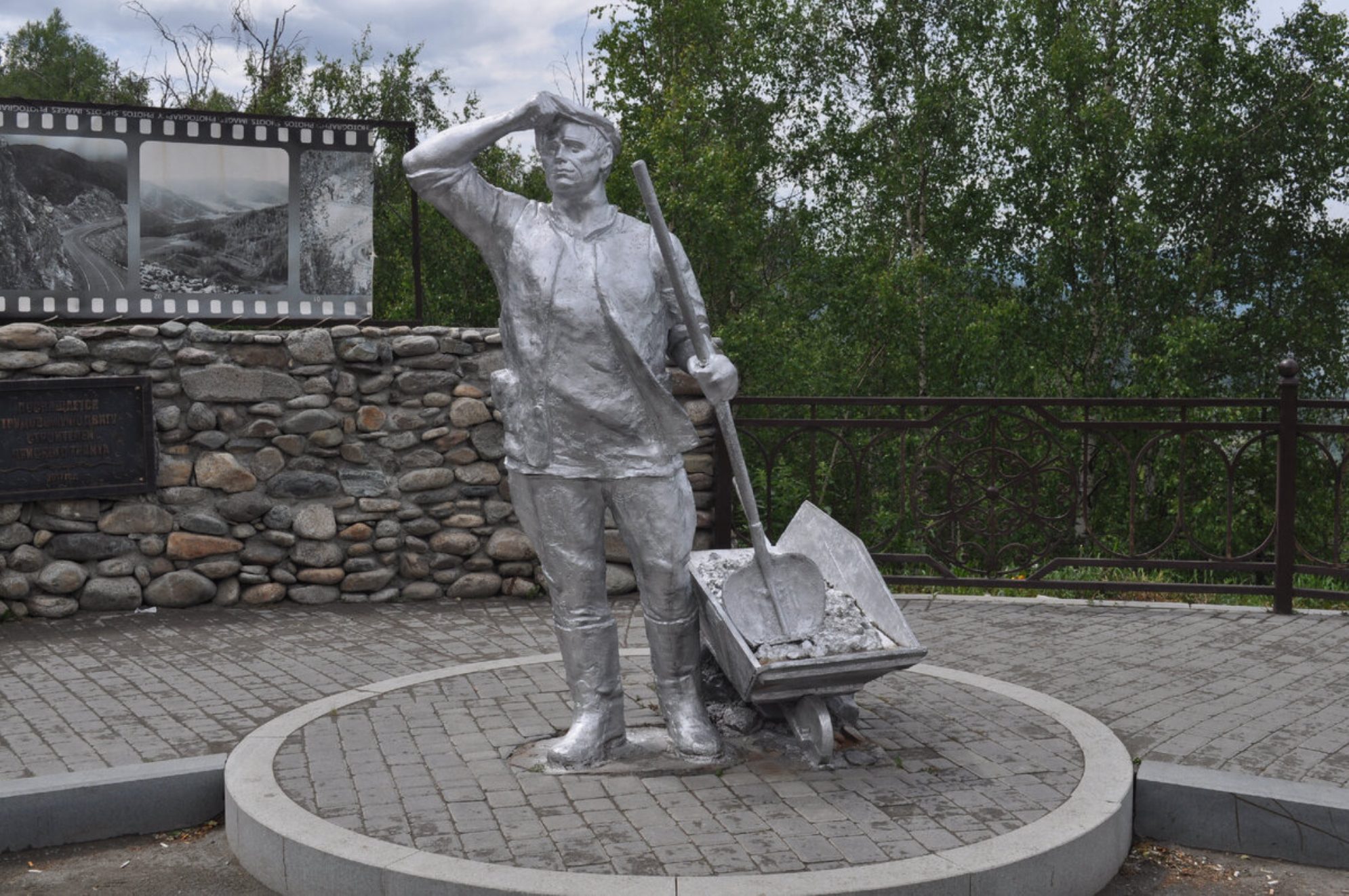 Памятник дорожнику - строителю Чуйского тракта. Автор фото: Ирина Жарикова