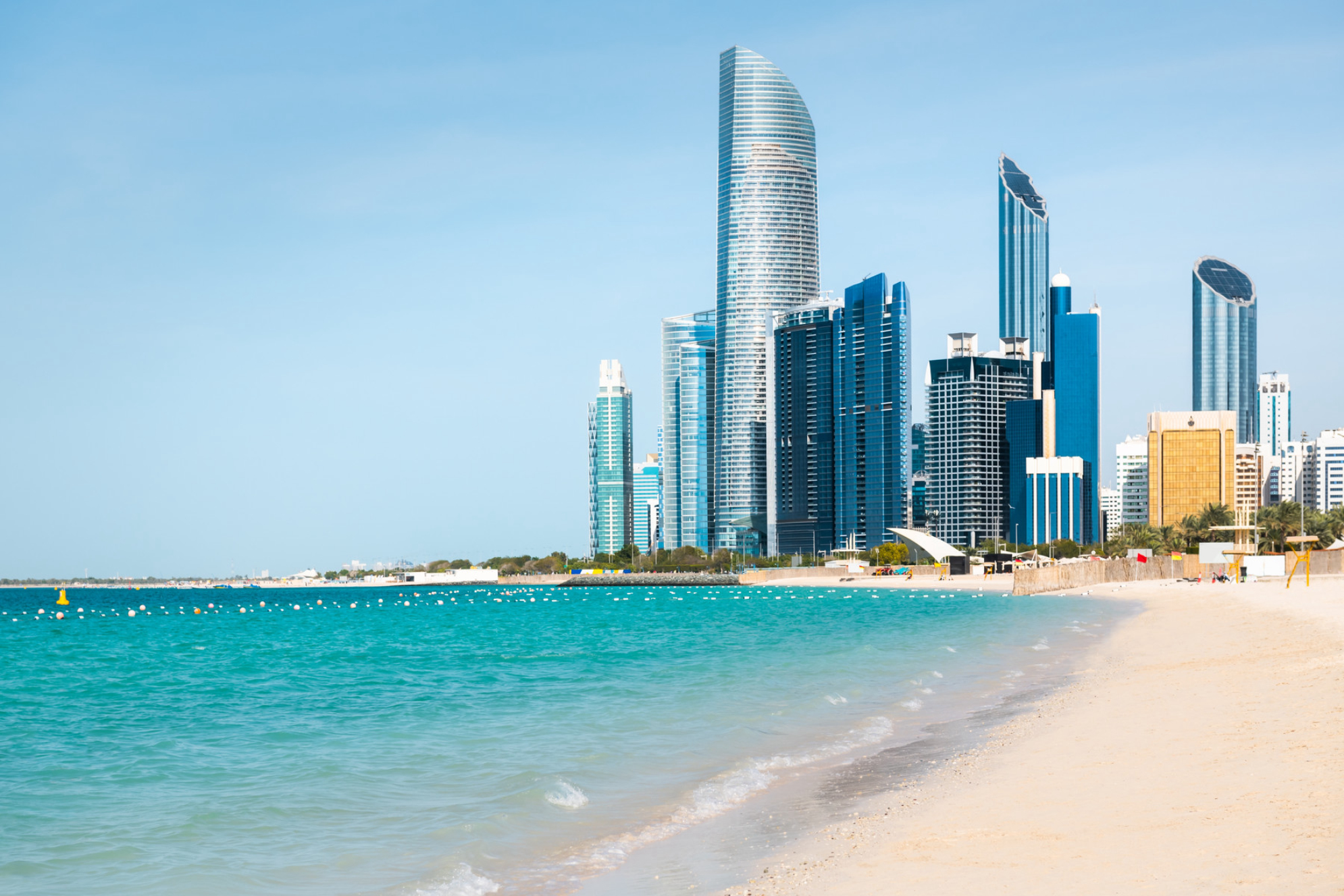 Прекрасный пляж с белым песком и бирюзовой водой в Абу-Даби, Объединенные Арабские Эмираты. Источник: Shutterstock