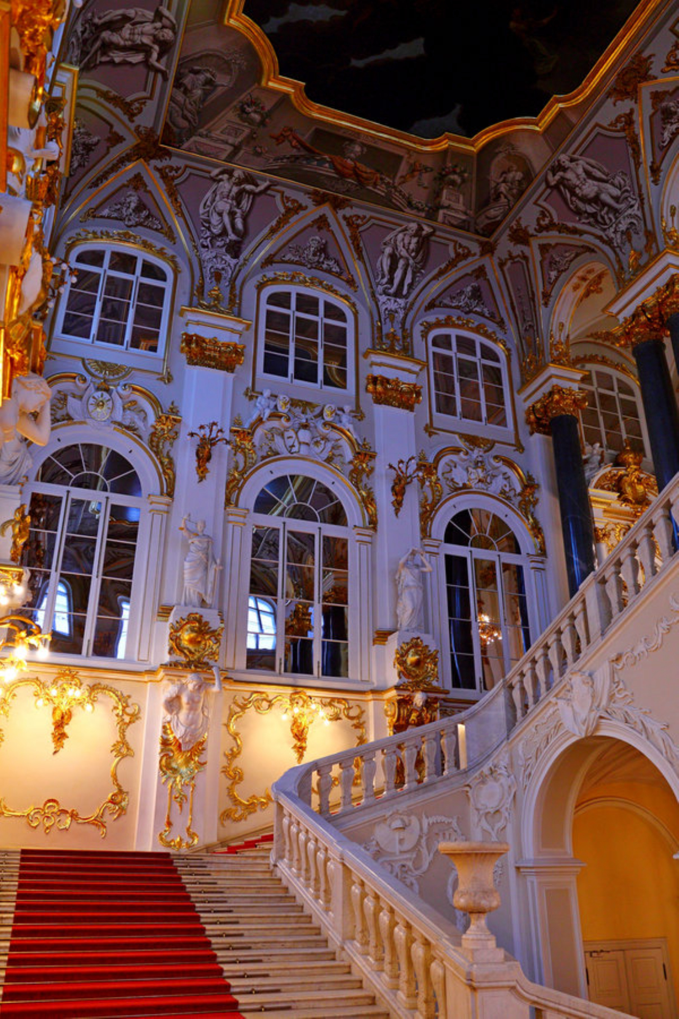 Иорданская лестница в Эрмитаже. Shutterstock